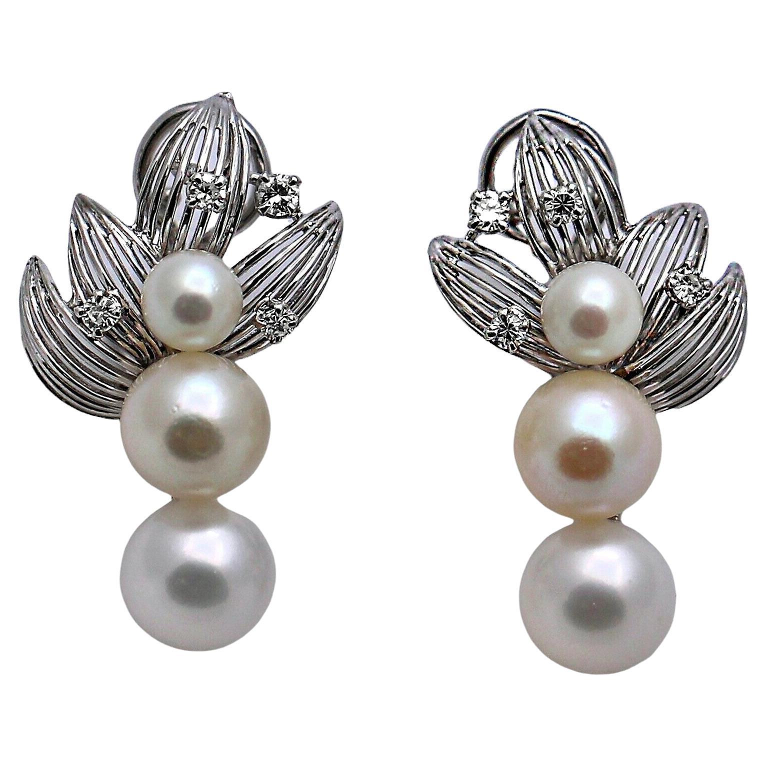Boucles d'oreilles françaises du milieu du 20e siècle en or blanc 18 carats, perles et diamants