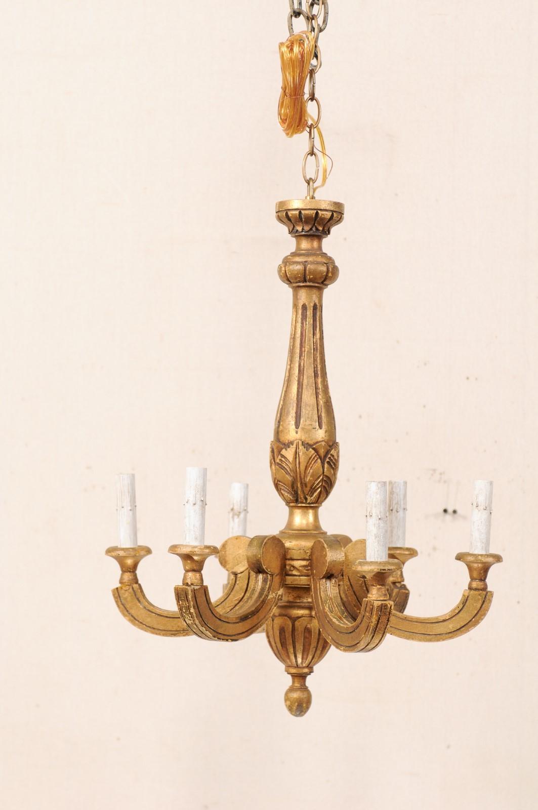 6-flammiger Kronleuchter aus vergoldetem Holz, Mitte des 20. Jahrhunderts (Geschnitzt) im Angebot