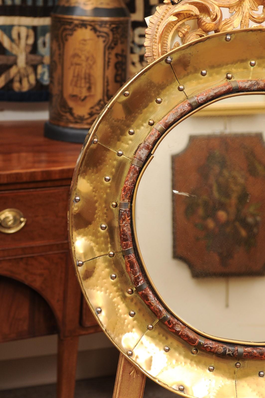 French mid 20th Century Miroir rond en laiton avec rivets État moyen - En vente à Atlanta, GA