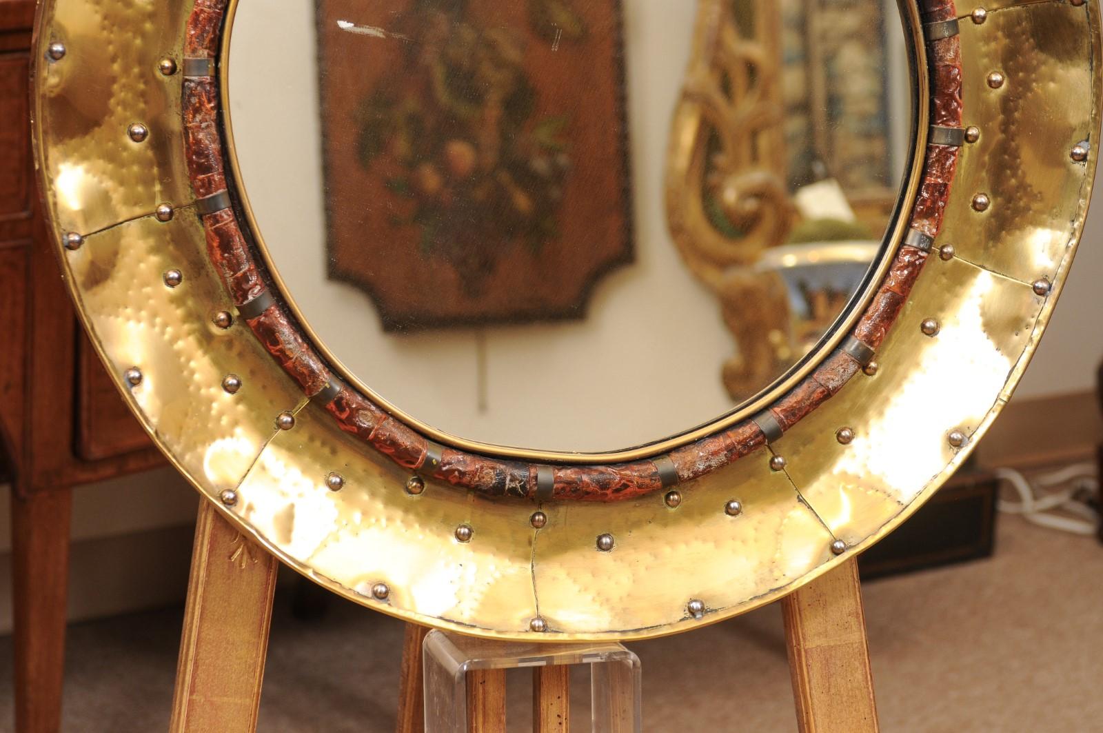 20ième siècle French mid 20th Century Miroir rond en laiton avec rivets en vente