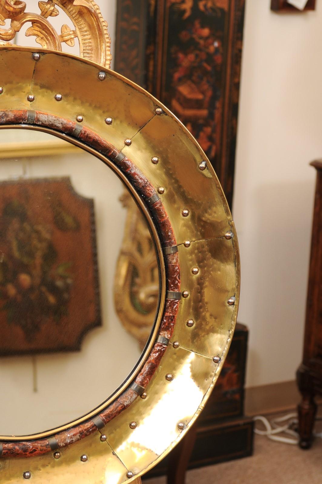 Laiton French mid 20th Century Miroir rond en laiton avec rivets en vente