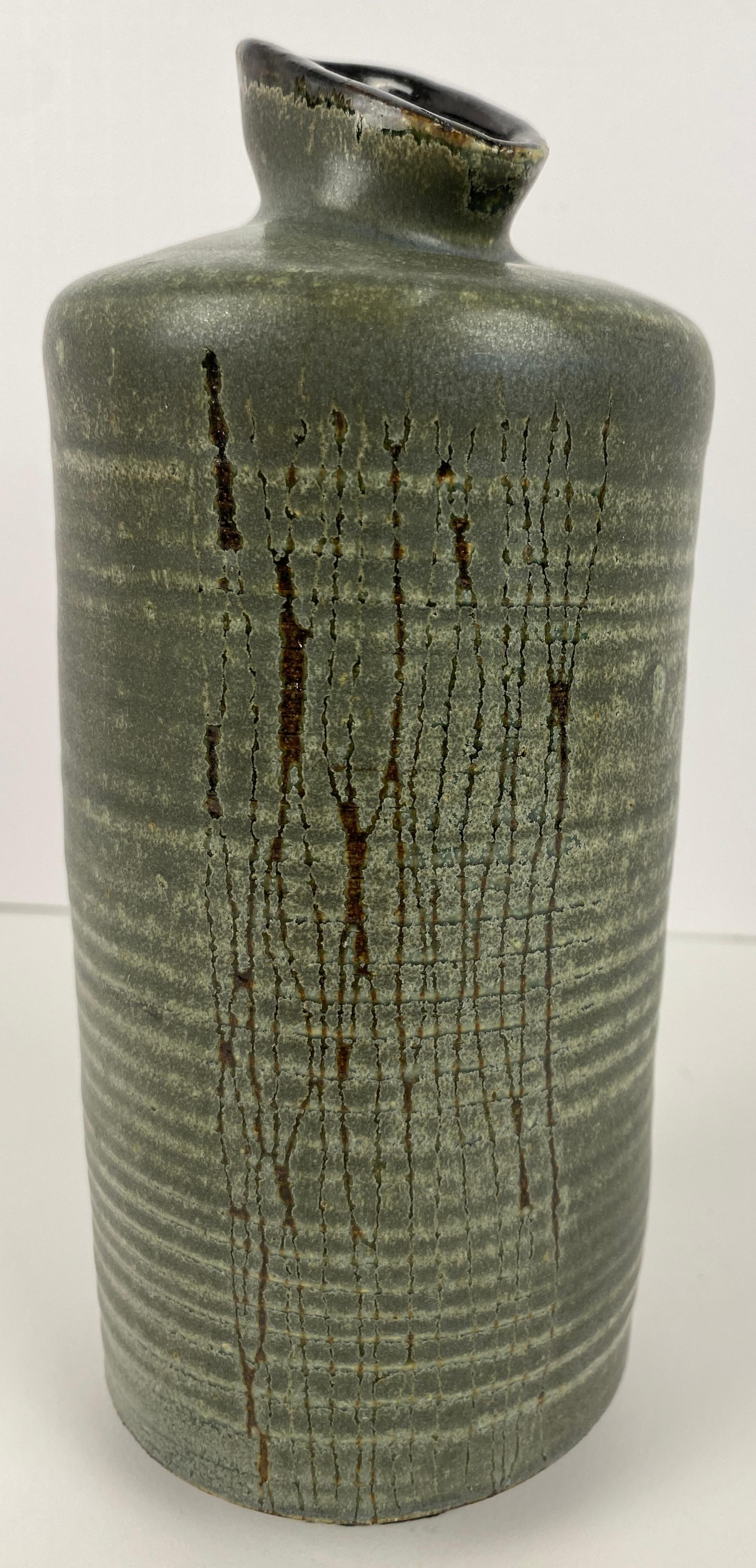 Francese Vaso in ceramica francese della metà del XX secolo, Vaso in ceramica color verde oliva in vendita