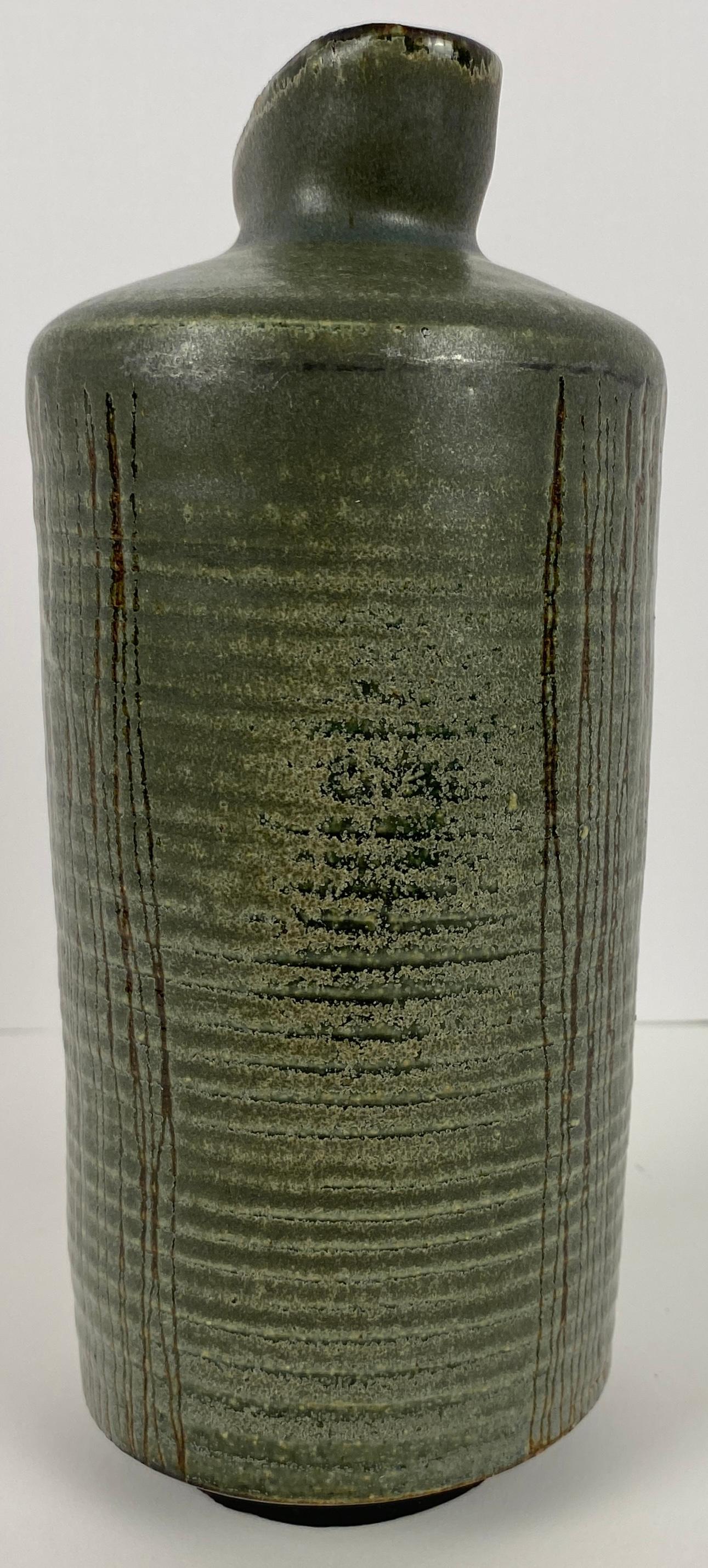 Fatto a mano Vaso in ceramica francese della metà del XX secolo, Vaso in ceramica color verde oliva in vendita