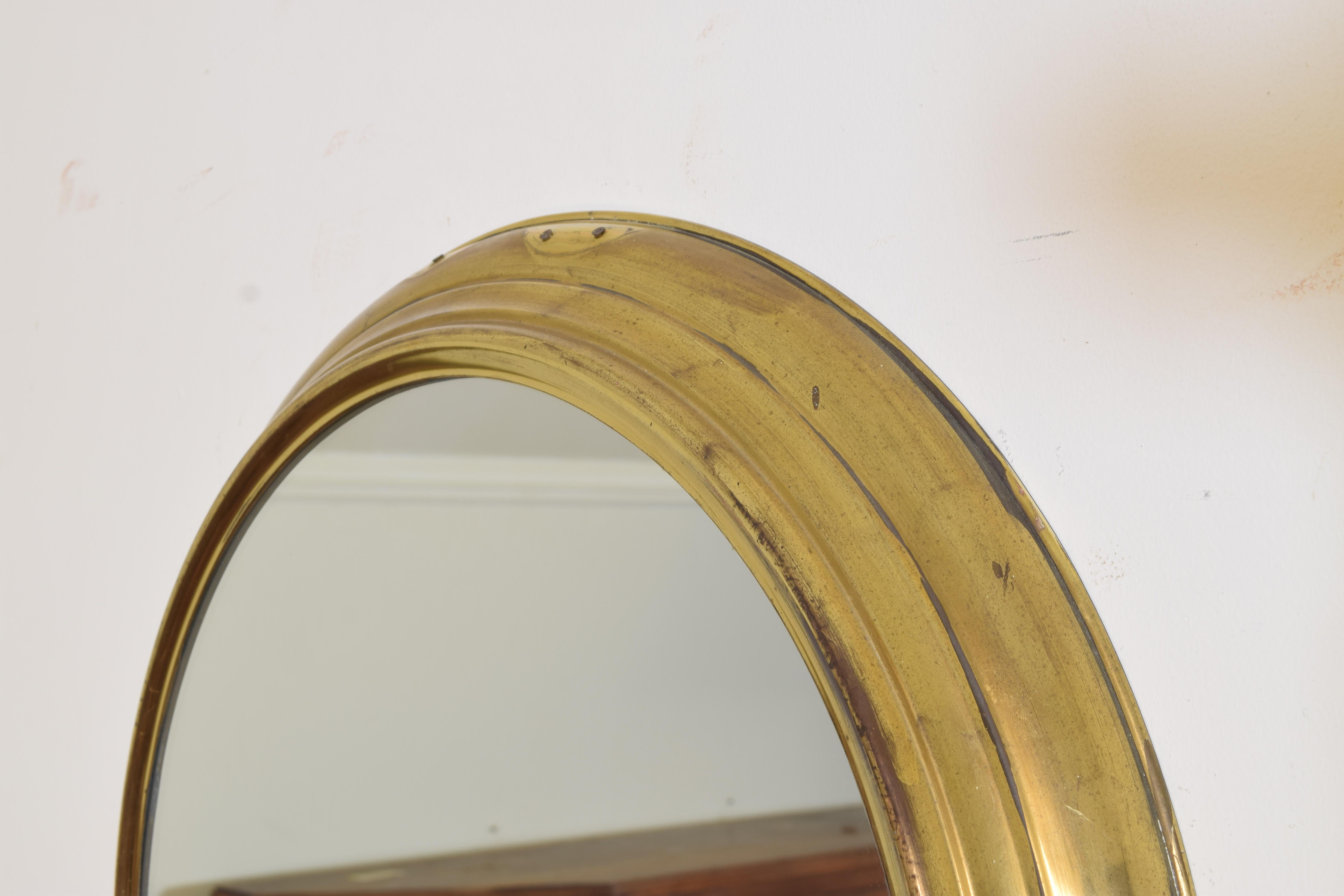 French Mid-20th Century Circular Convex Brass Mirror In Good Condition In Atlanta, GA