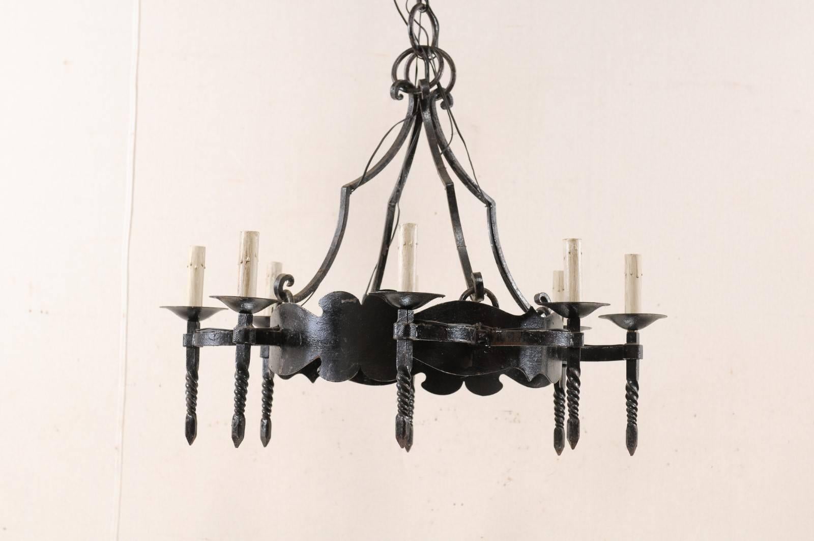 Eisenring-Kronleuchter aus der Mitte des 20. Jahrhunderts mit acht Fackeln in Form einer Leuchte (Französisch) im Angebot