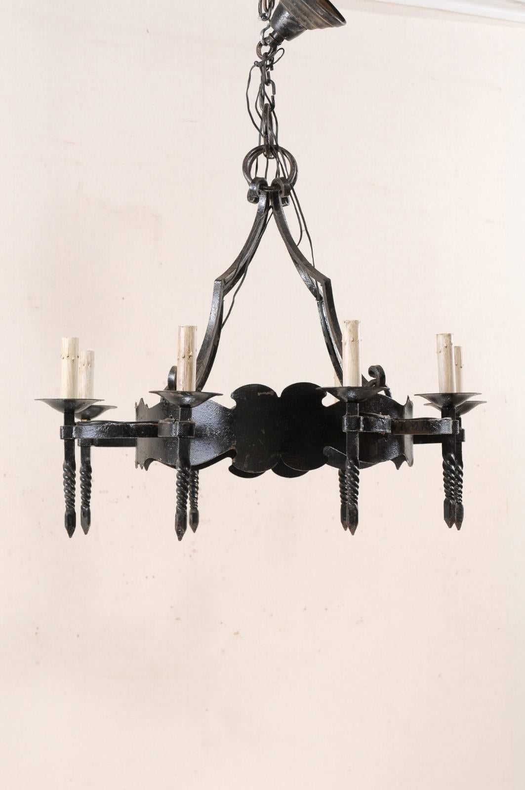 Forgiato Lampadario francese ad anello in ferro della metà del XX secolo con otto luci a forma di torcia in vendita
