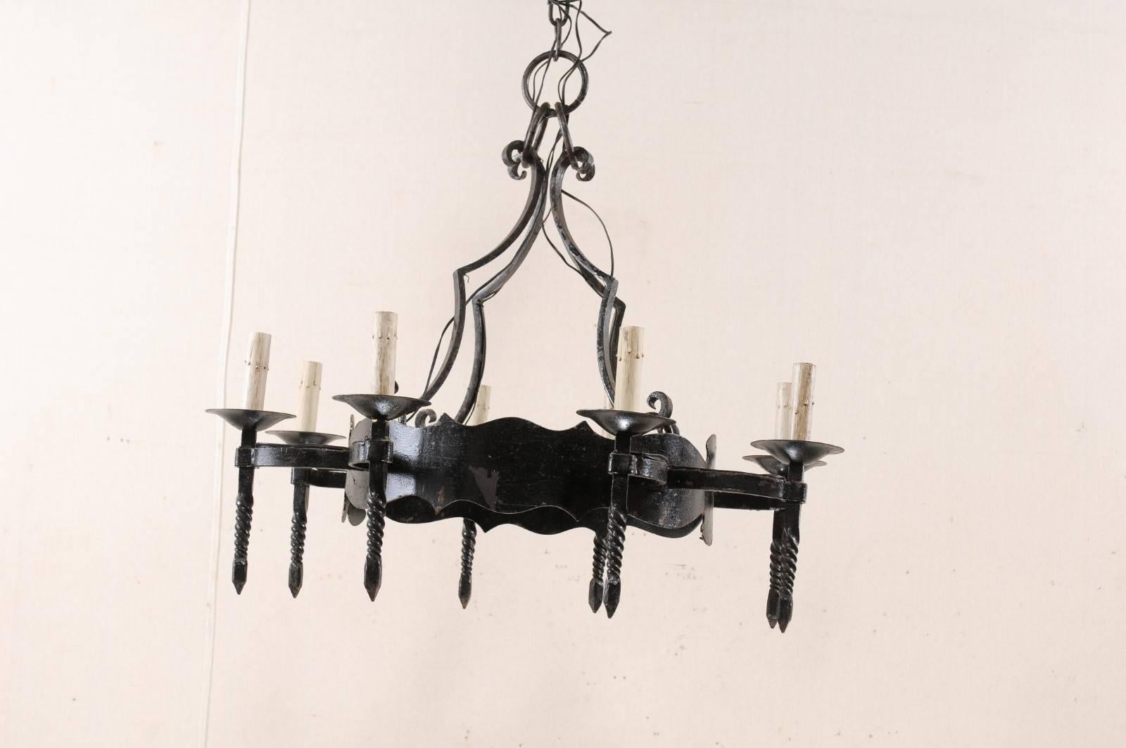 Lampadario francese ad anello in ferro della metà del XX secolo con otto luci a forma di torcia In condizioni buone in vendita a Atlanta, GA