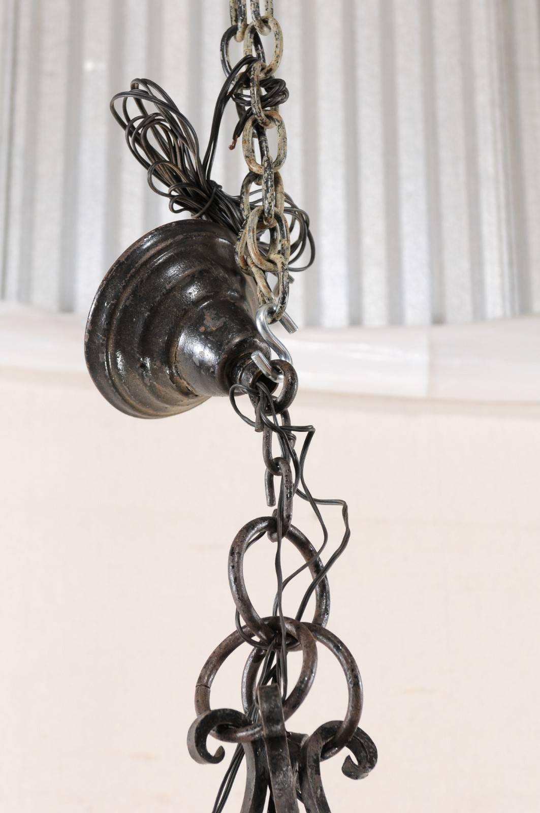 French Mid-20th Century Iron Ring Chandelier with Eight Torch-Shaped Lights For Sale 1