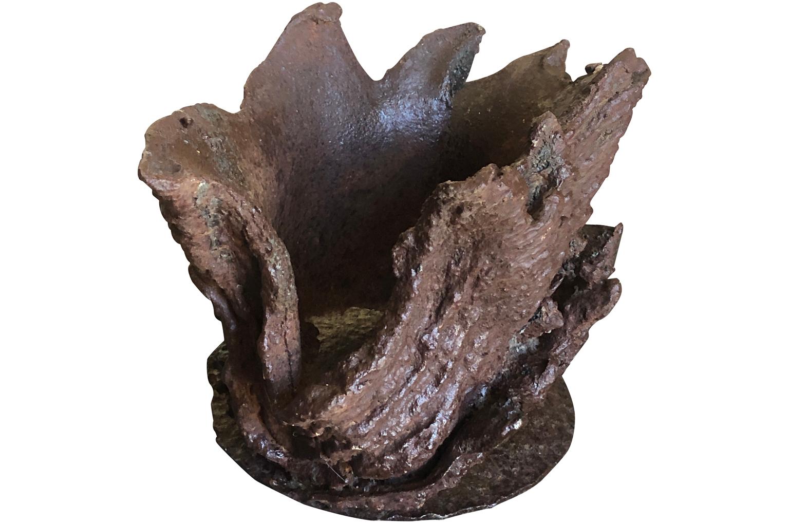 Scultura in ferro francese della metà del XX secolo, vaso In condizioni buone in vendita a Round Top, TX