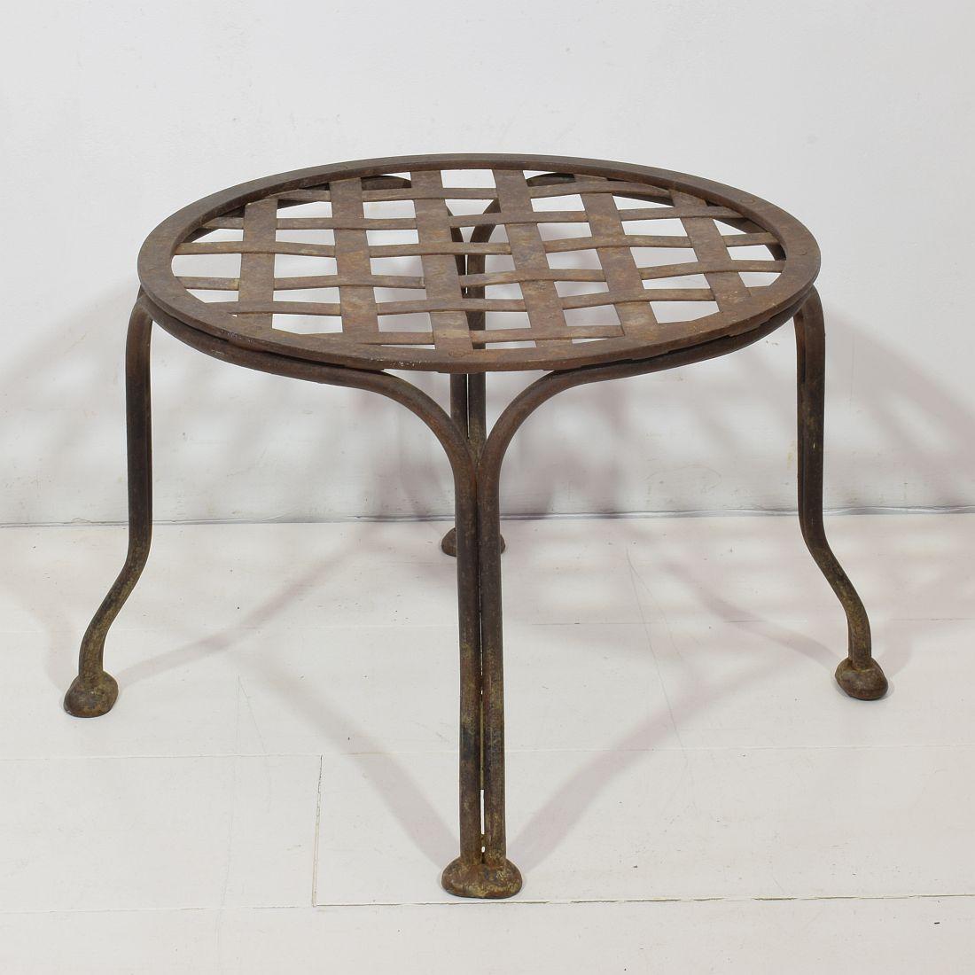 French Mid-20th Century Iron Stool or Tabouret In Good Condition For Sale In Buisson, FR