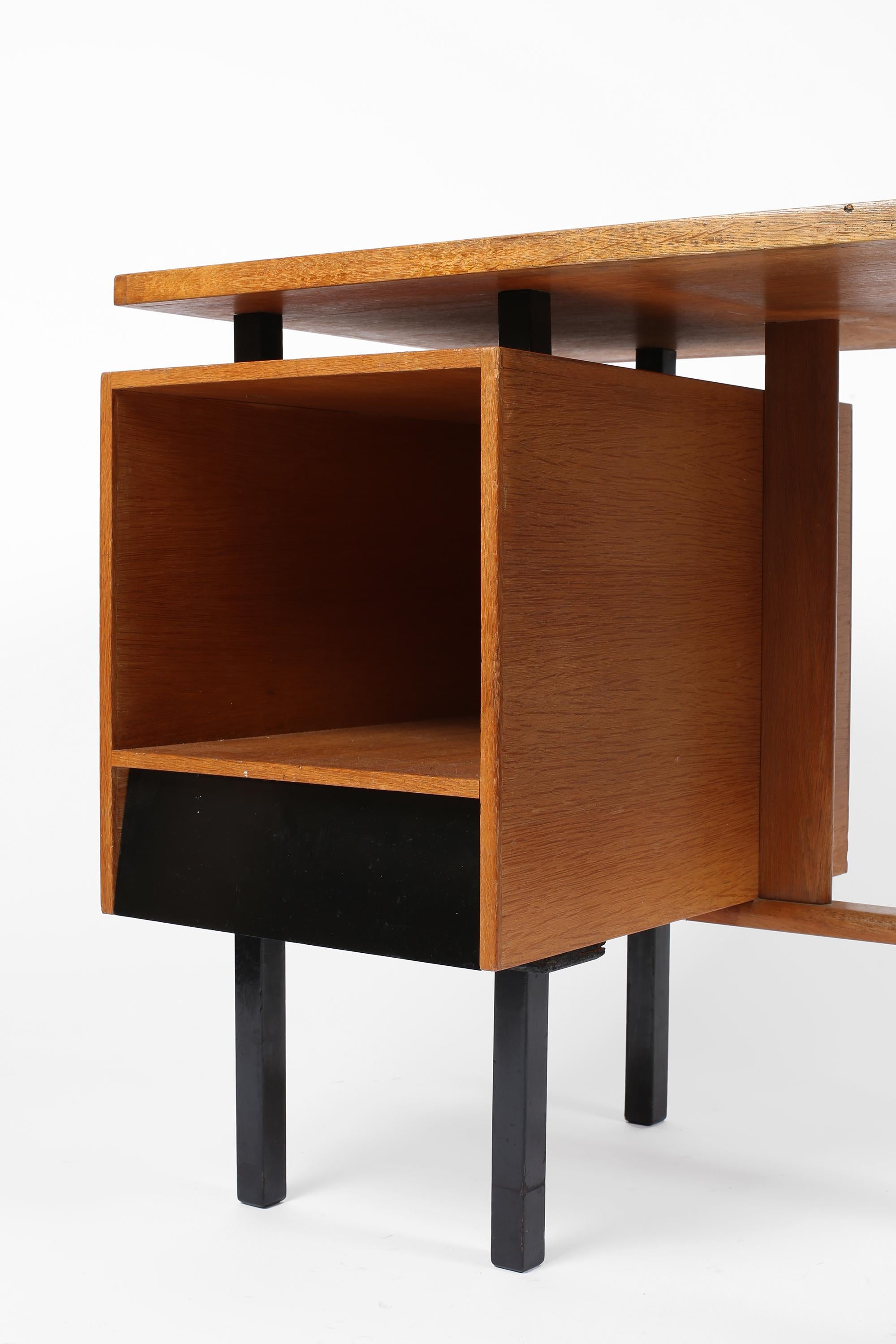 Französisch Mitte des 20. Jahrhunderts Modernist Eiche Schreibtisch im Angebot 8