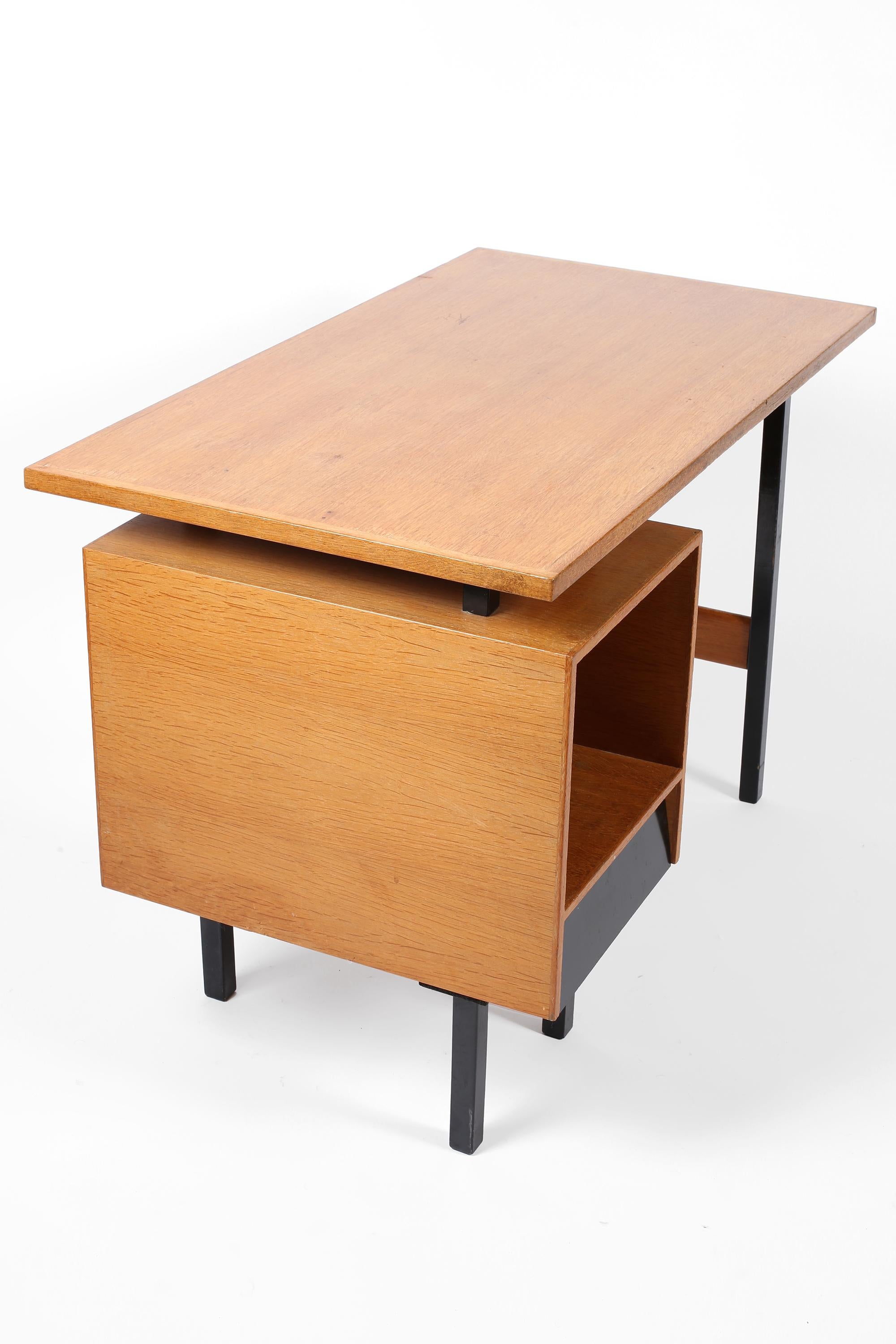 Französisch Mitte des 20. Jahrhunderts Modernist Eiche Schreibtisch im Angebot 10