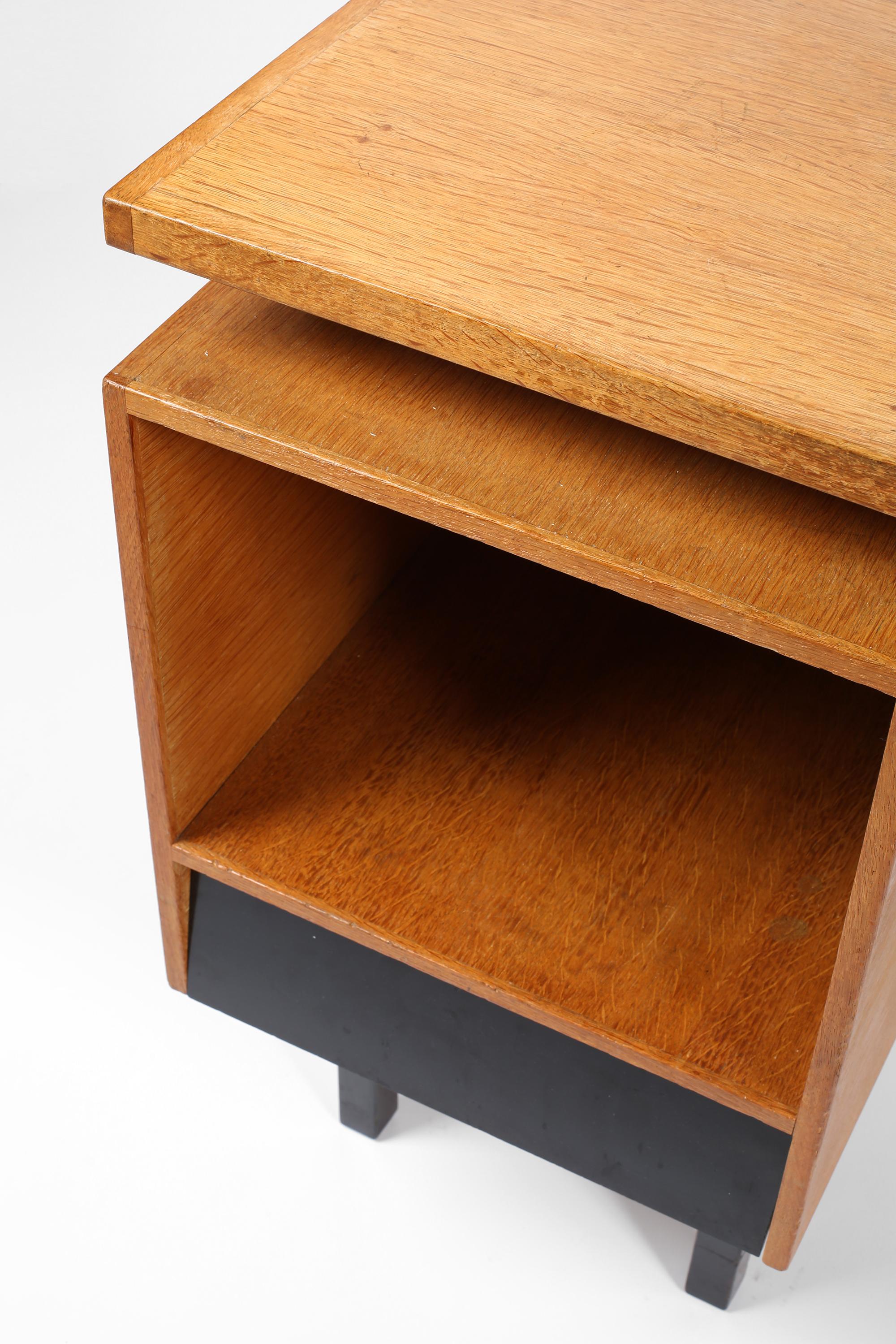 Französisch Mitte des 20. Jahrhunderts Modernist Eiche Schreibtisch im Angebot 12
