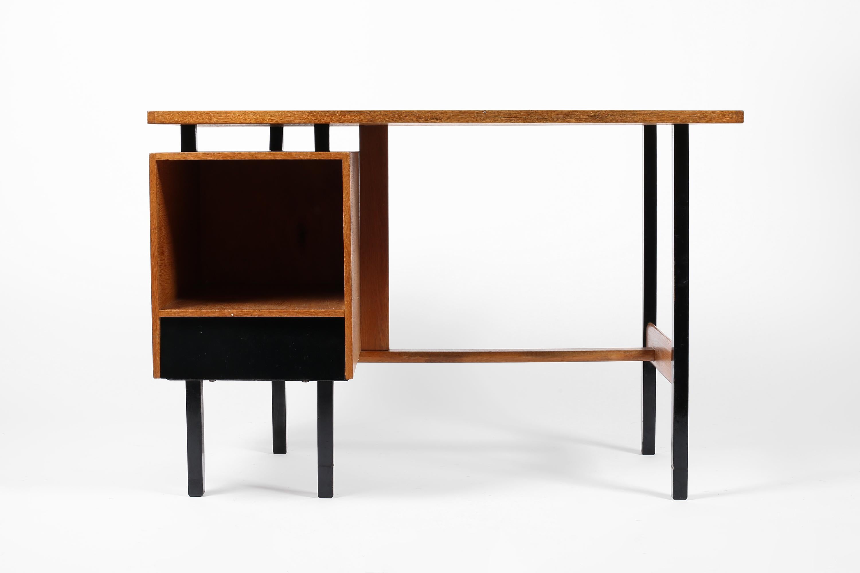 Ein modernistischer Schreibtisch aus blond und schwarz lackierter Eiche aus der Mitte des Jahrhunderts, nach dem Vorbild von Jacques Hitier. Mit klaren Linien und einer 