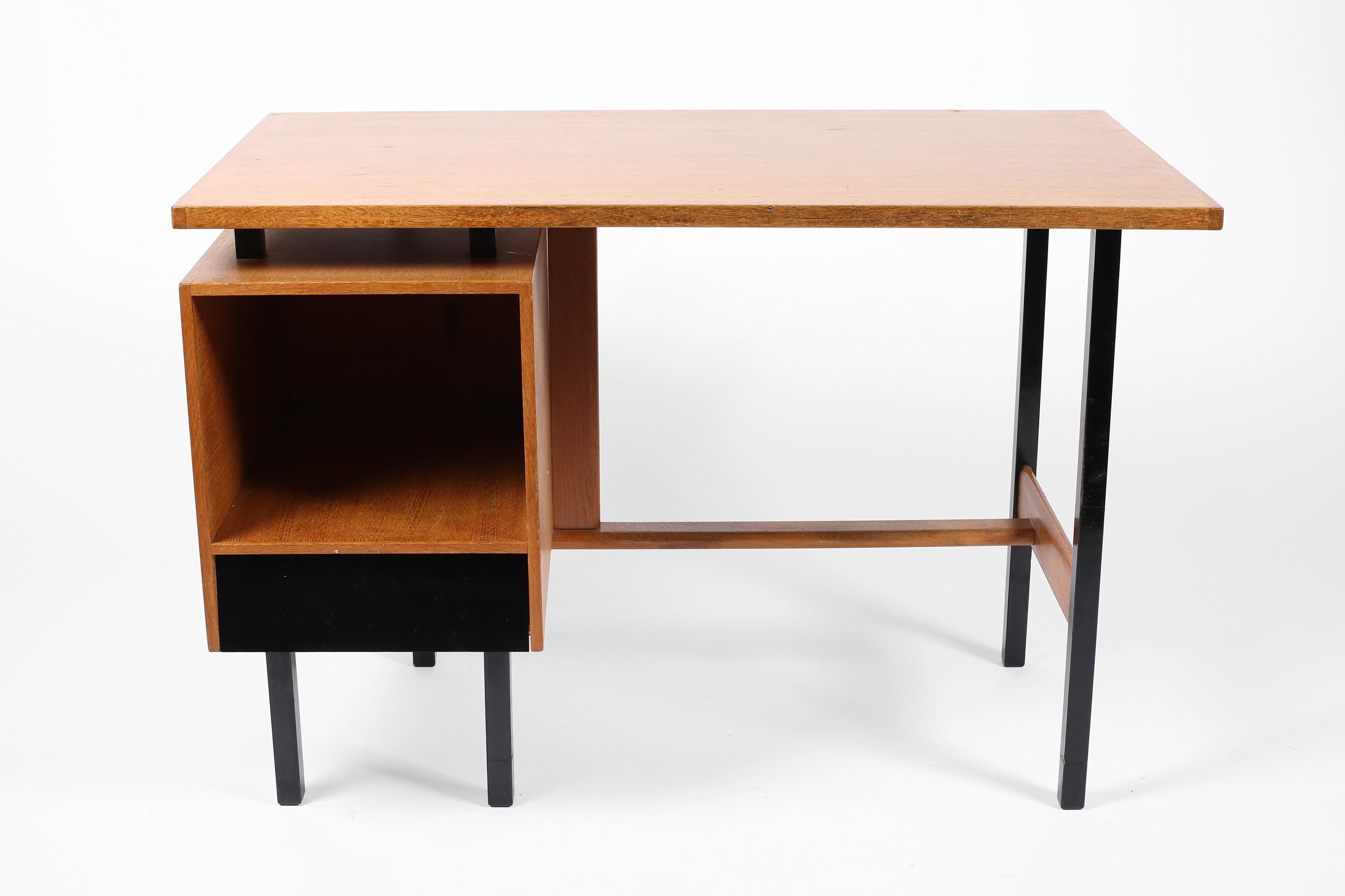Französisch Mitte des 20. Jahrhunderts Modernist Eiche Schreibtisch im Zustand „Gut“ im Angebot in London, GB
