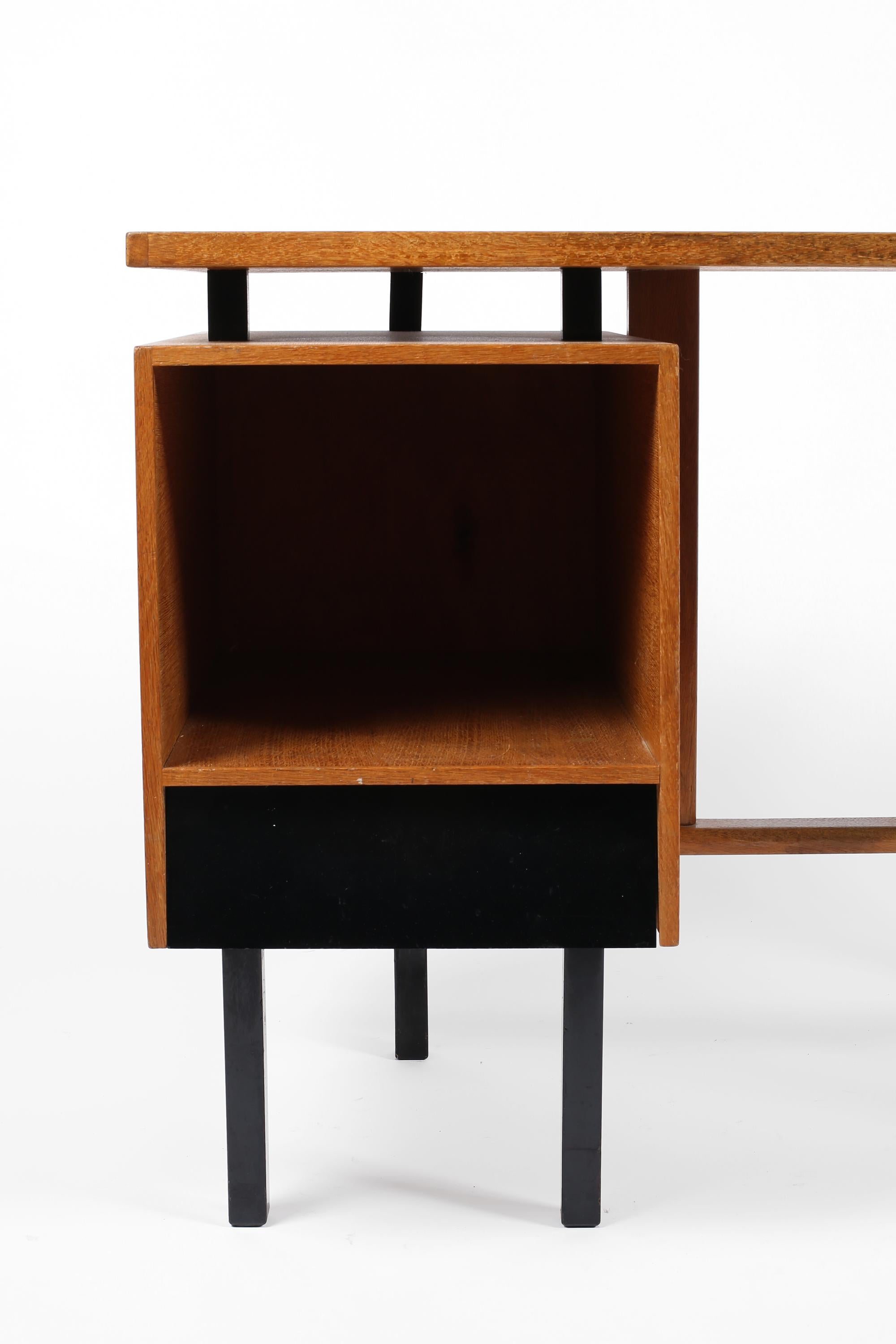 Französisch Mitte des 20. Jahrhunderts Modernist Eiche Schreibtisch (Eichenholz) im Angebot