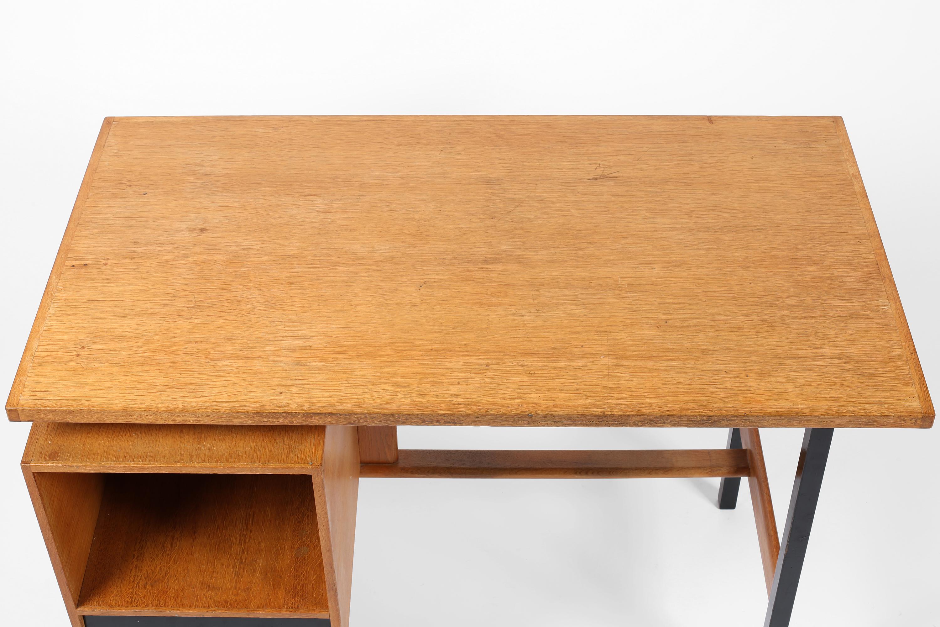 Französisch Mitte des 20. Jahrhunderts Modernist Eiche Schreibtisch im Angebot 1