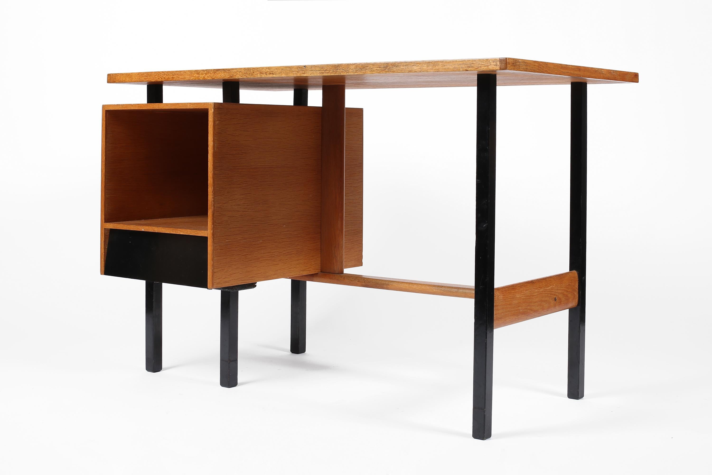Französisch Mitte des 20. Jahrhunderts Modernist Eiche Schreibtisch im Angebot 3