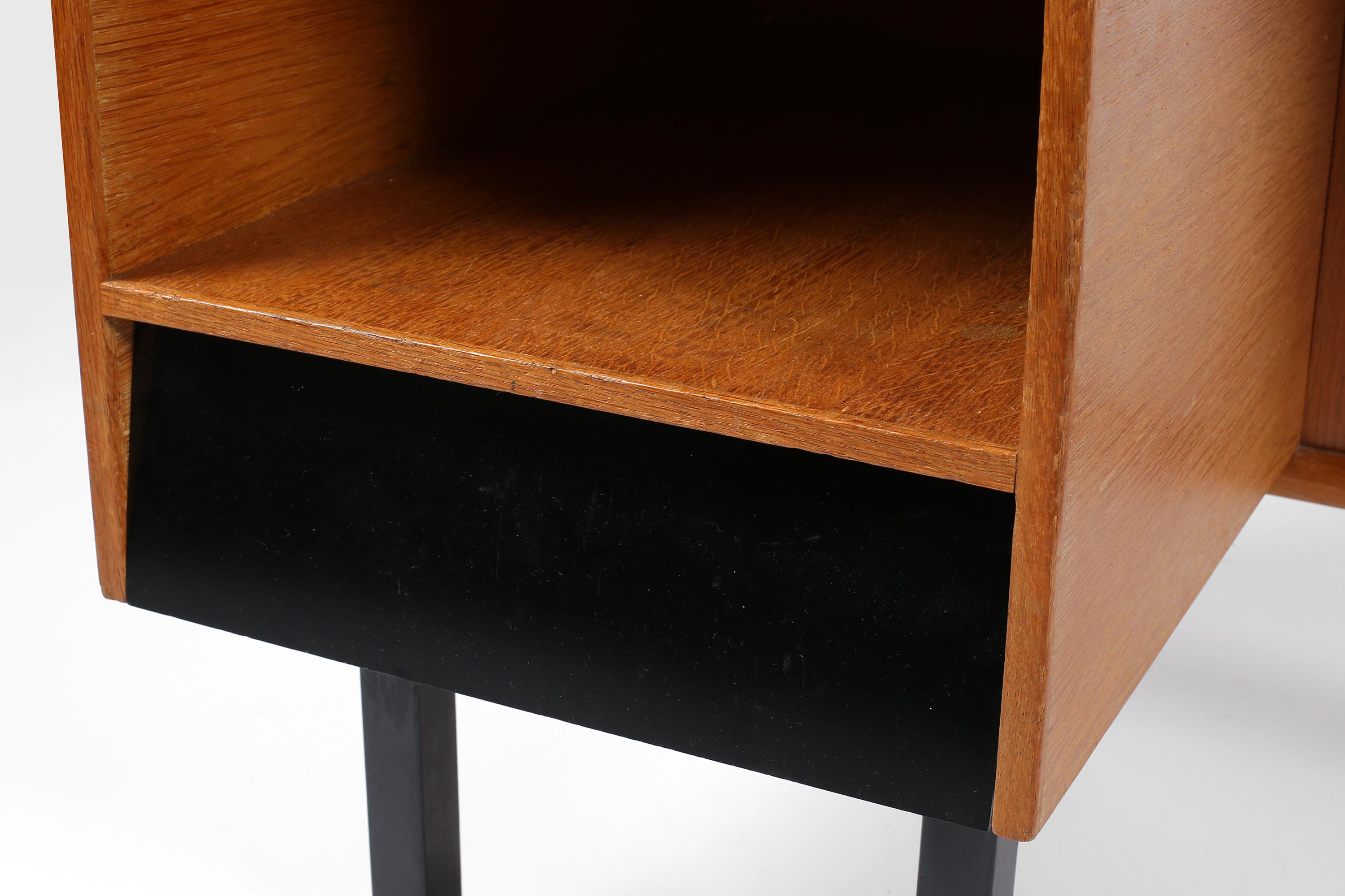 Französisch Mitte des 20. Jahrhunderts Modernist Eiche Schreibtisch im Angebot 4