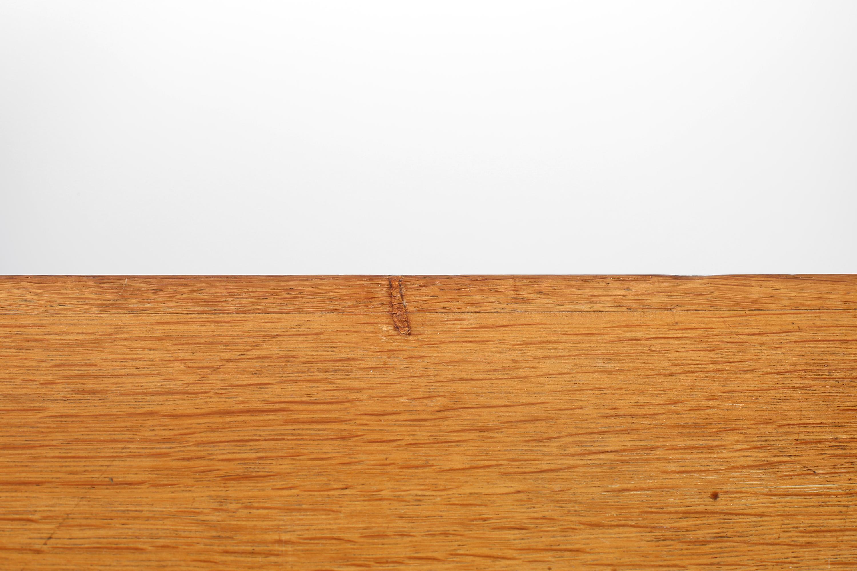 Französisch Mitte des 20. Jahrhunderts Modernist Eiche Schreibtisch im Angebot 5