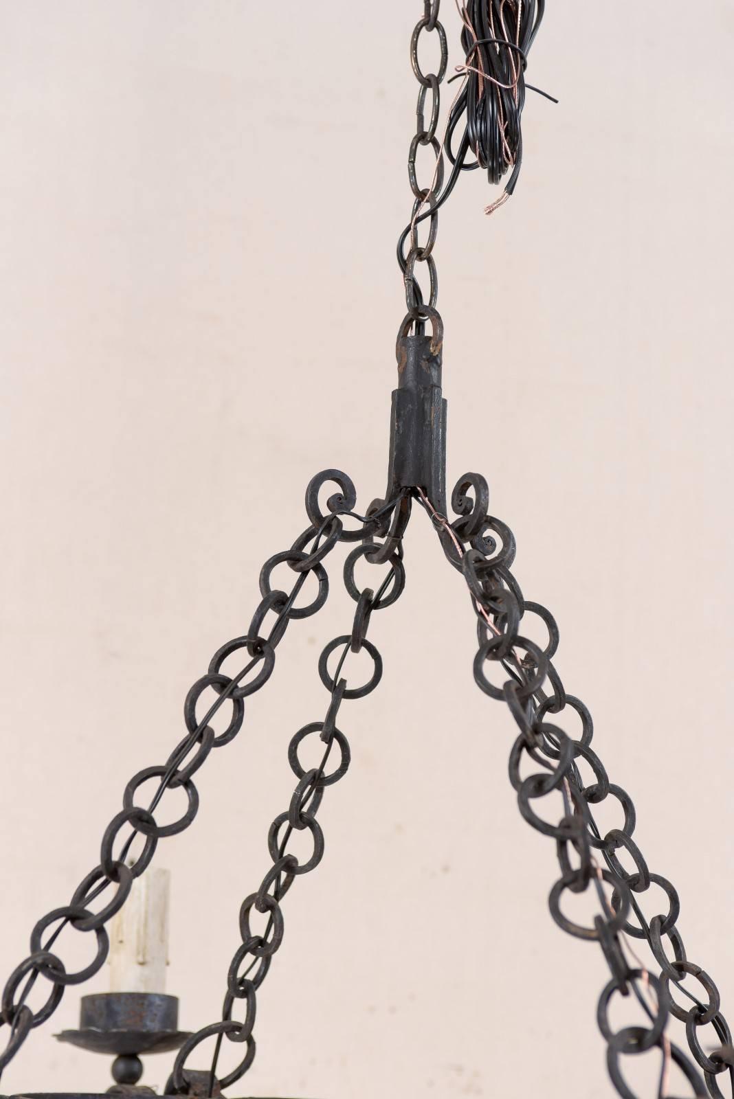 Französischer französischer Kronleuchter aus schwarzem Eisen mit vier Schnörkeln, Mitte des 20. Jahrhunderts im Zustand „Gut“ im Angebot in Atlanta, GA
