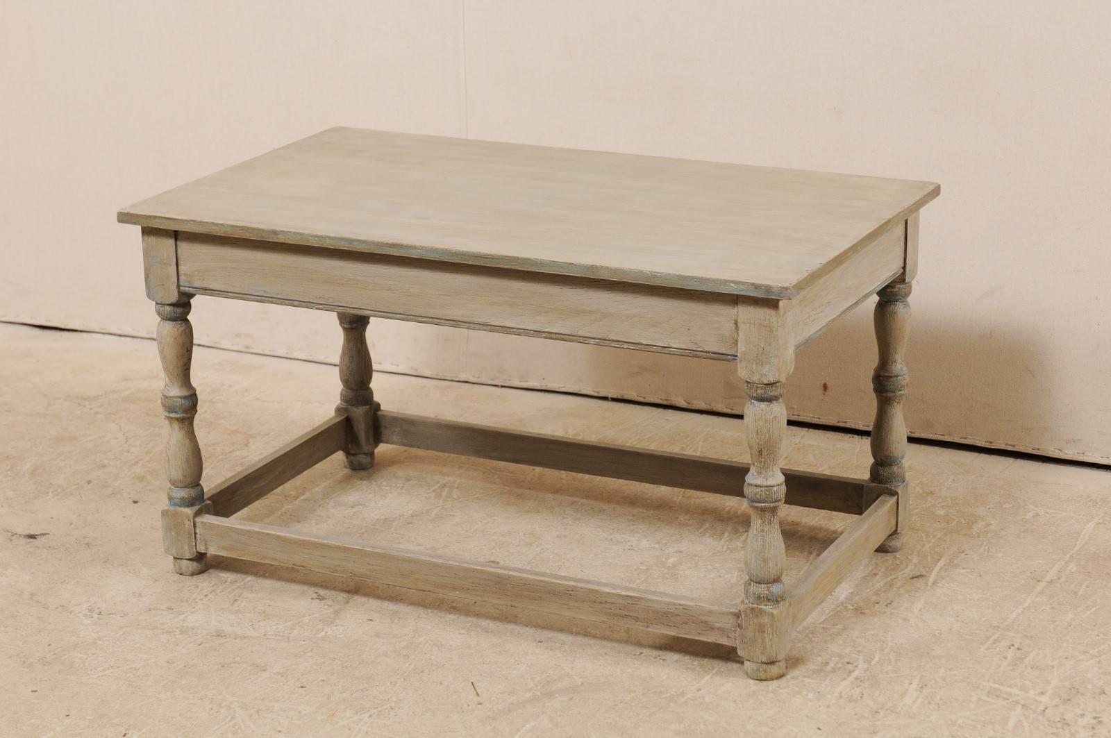 Sculpté Table basse française en bois peint du milieu du 20e siècle sur pieds tournés en vente