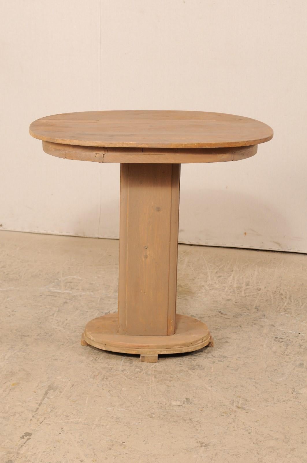Ovaler Sockeltisch aus bemaltem Holz mit Ovalplatte aus der Mitte des 20. Jahrhunderts im Angebot 5