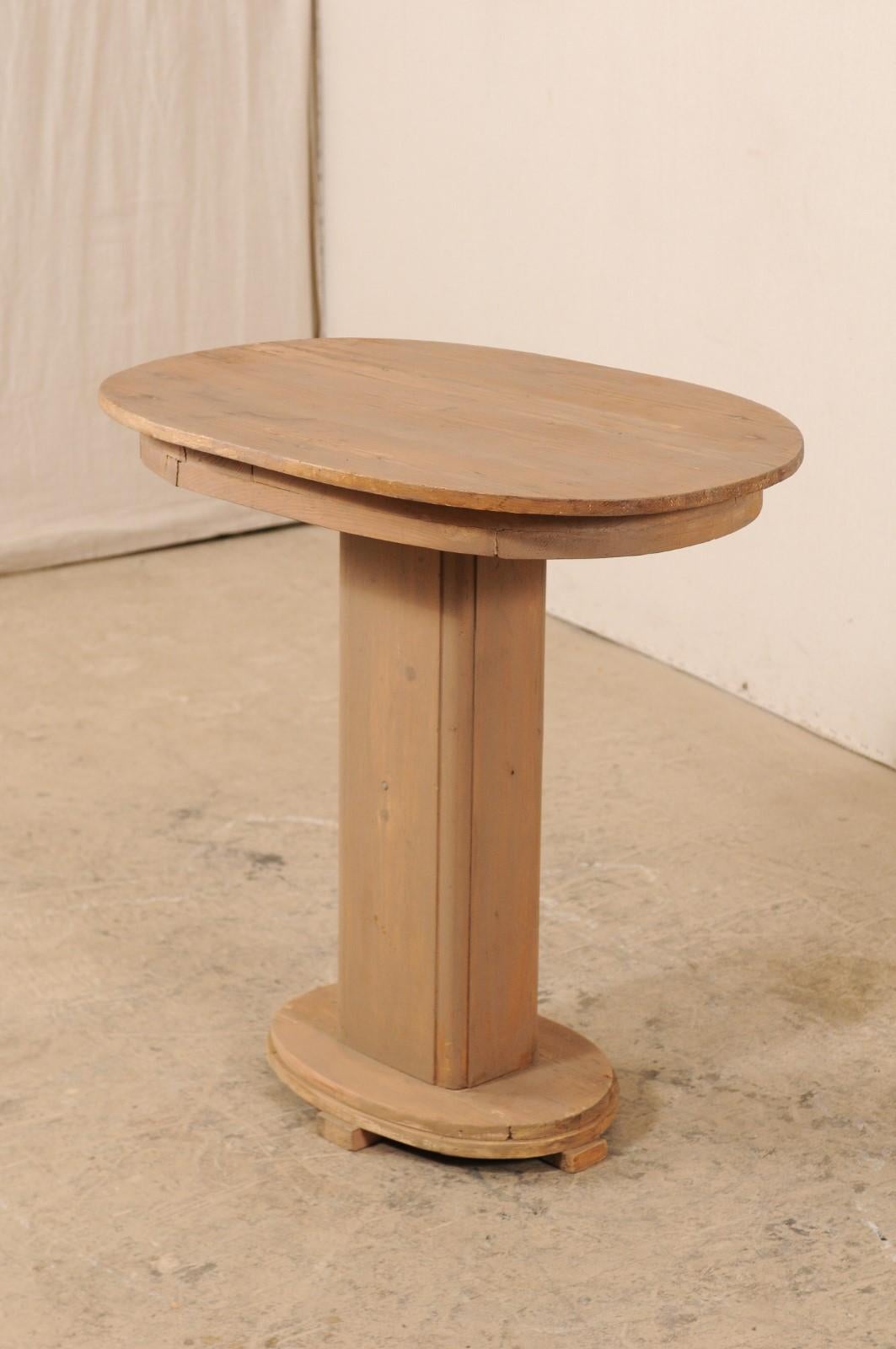 Ovaler Sockeltisch aus bemaltem Holz mit Ovalplatte aus der Mitte des 20. Jahrhunderts (Geschnitzt) im Angebot