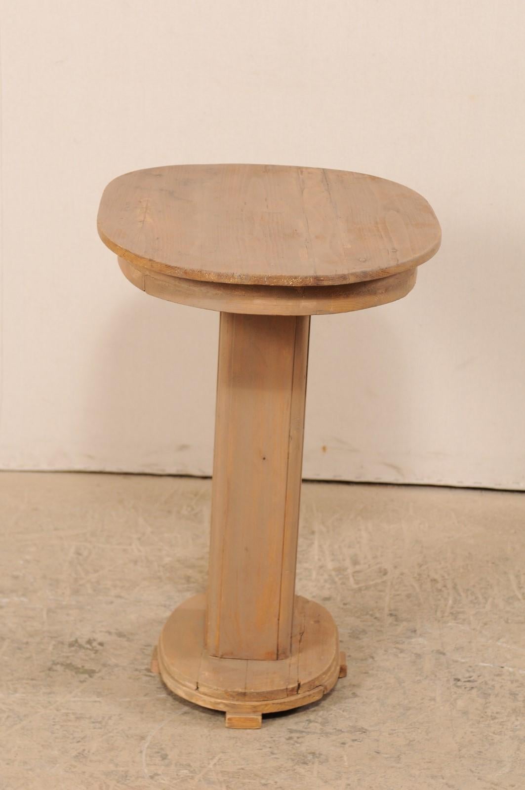 French Mid-20th Century Painted Wood Oval Top Pedestal Table For Sale 1