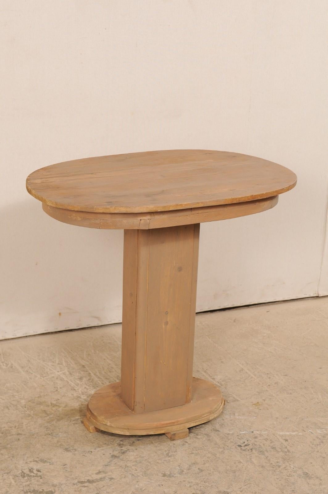 French Mid-20th Century Painted Wood Oval Top Pedestal Table For Sale 2