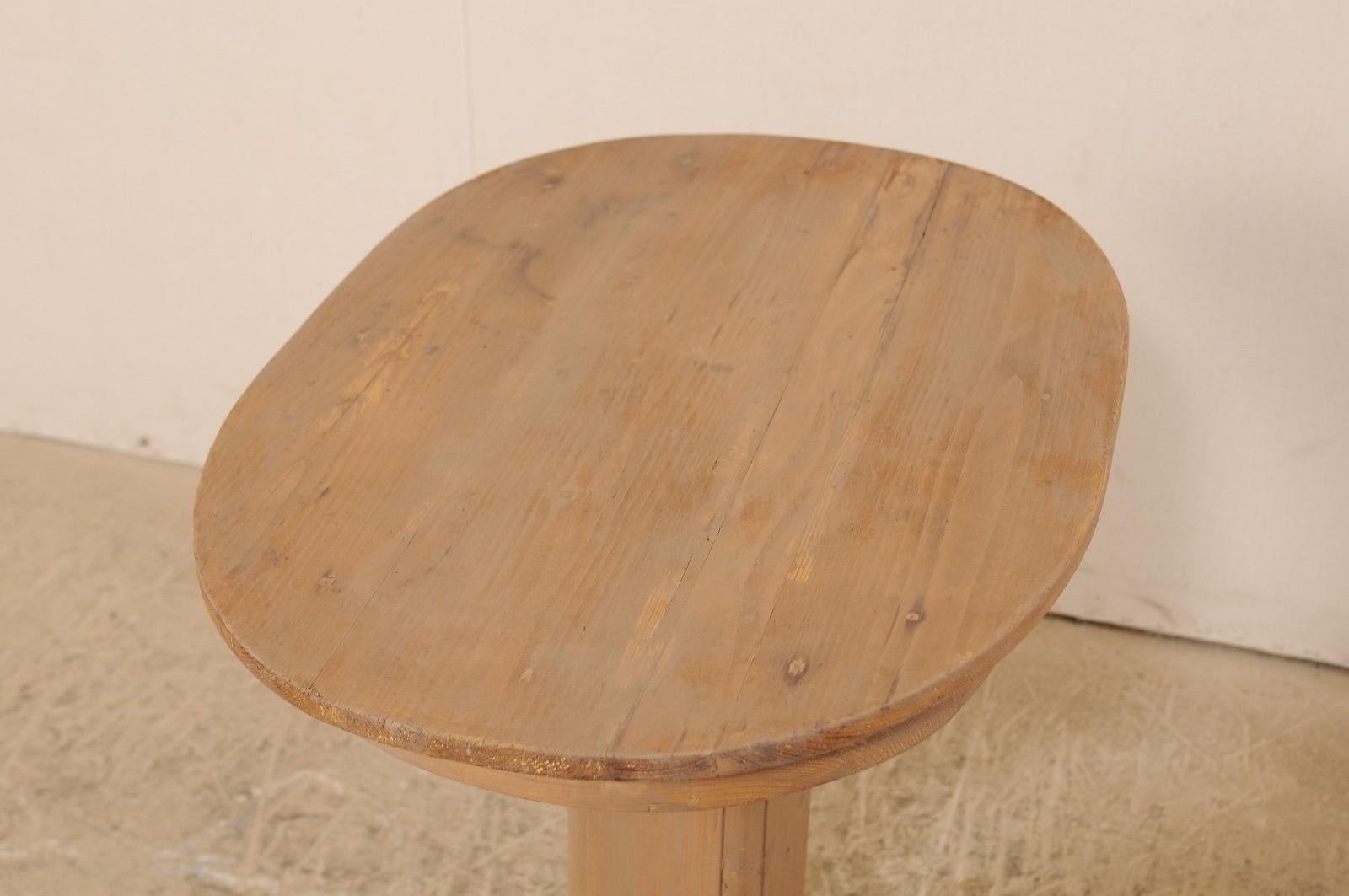Ovaler Sockeltisch aus bemaltem Holz mit Ovalplatte aus der Mitte des 20. Jahrhunderts im Angebot 2