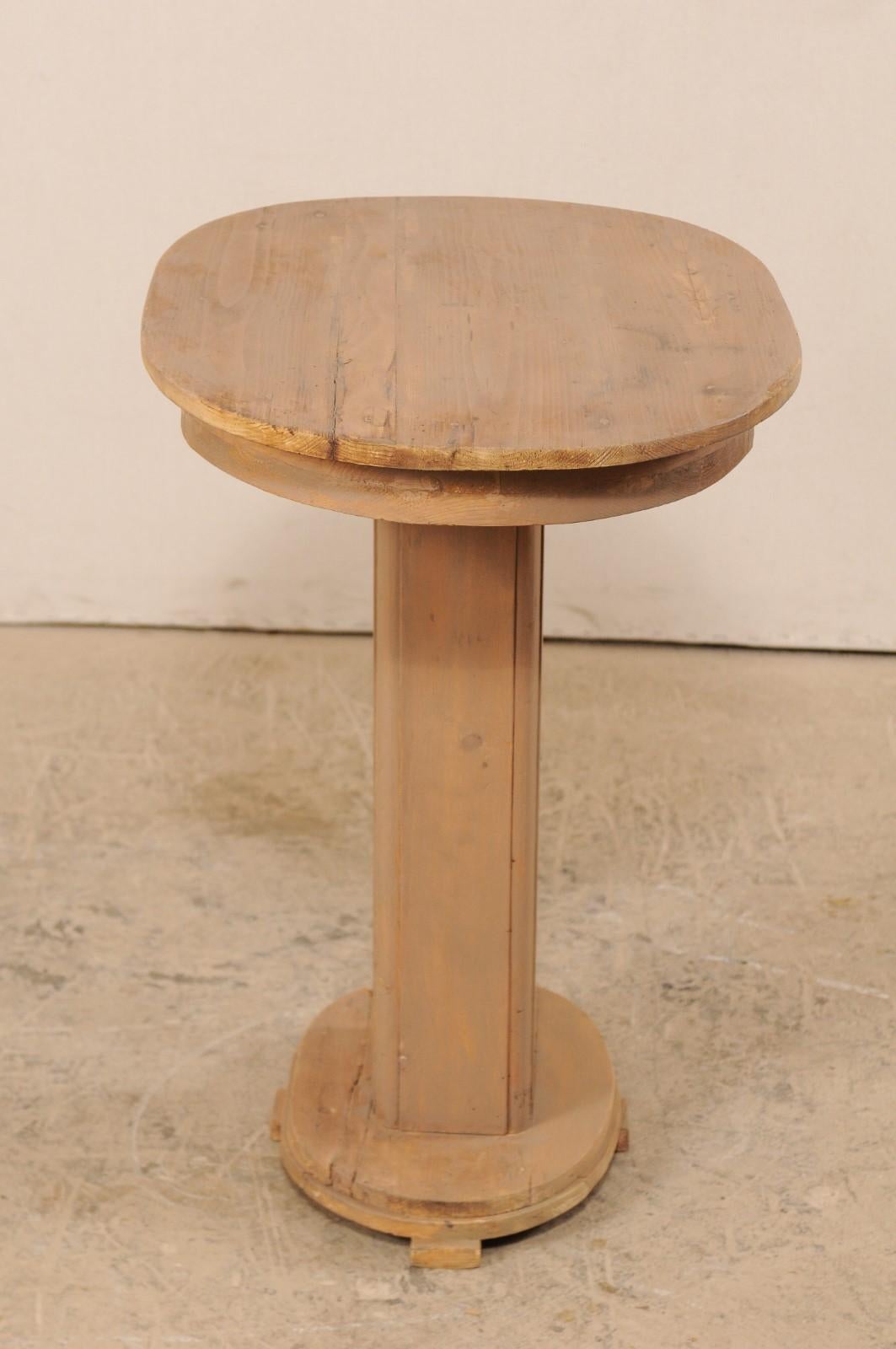 Ovaler Sockeltisch aus bemaltem Holz mit Ovalplatte aus der Mitte des 20. Jahrhunderts im Angebot 3