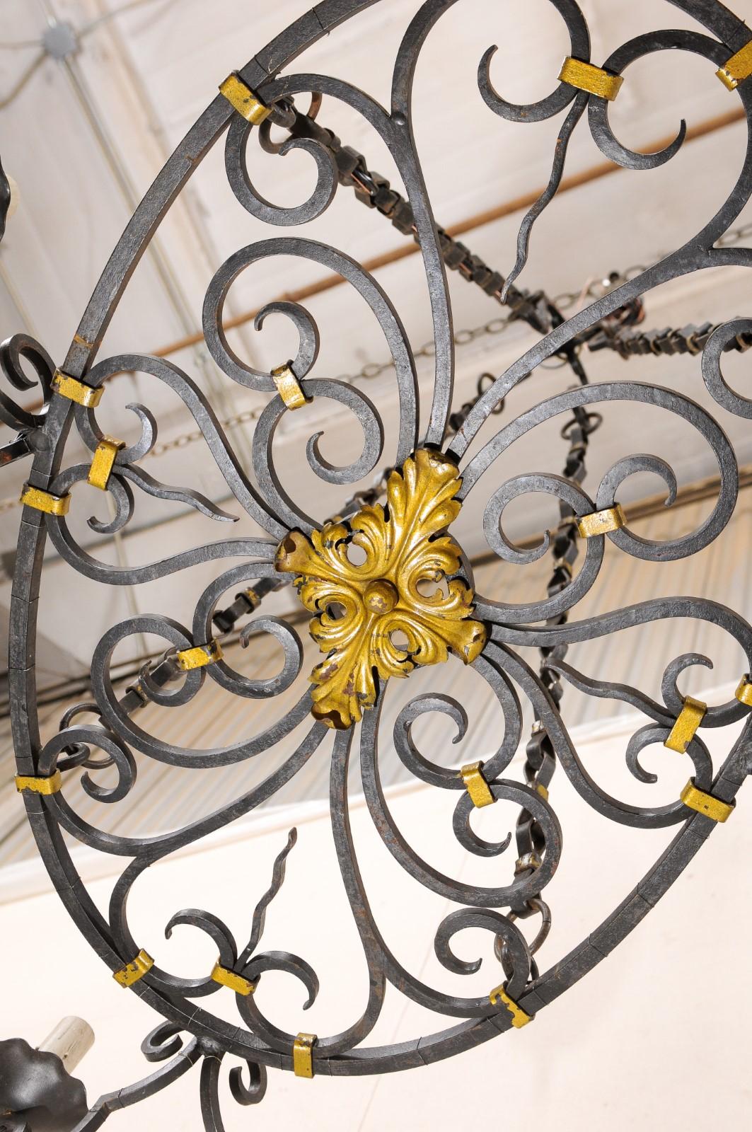 Lustre français de forme ovale, à 8 lumières, en fer forgé avec accents dorés en vente 4