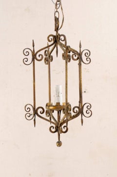 Einreihiger Kronleuchter aus geschwungenem Eisen in Goldbronze-Farbe, Mitte des 20. Jahrhunderts