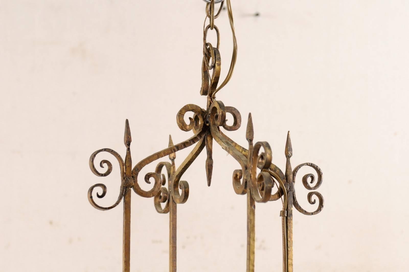 Einreihiger Kronleuchter aus geschwungenem Eisen in Goldbronze-Farbe, Mitte des 20. Jahrhunderts (Patiniert) im Angebot