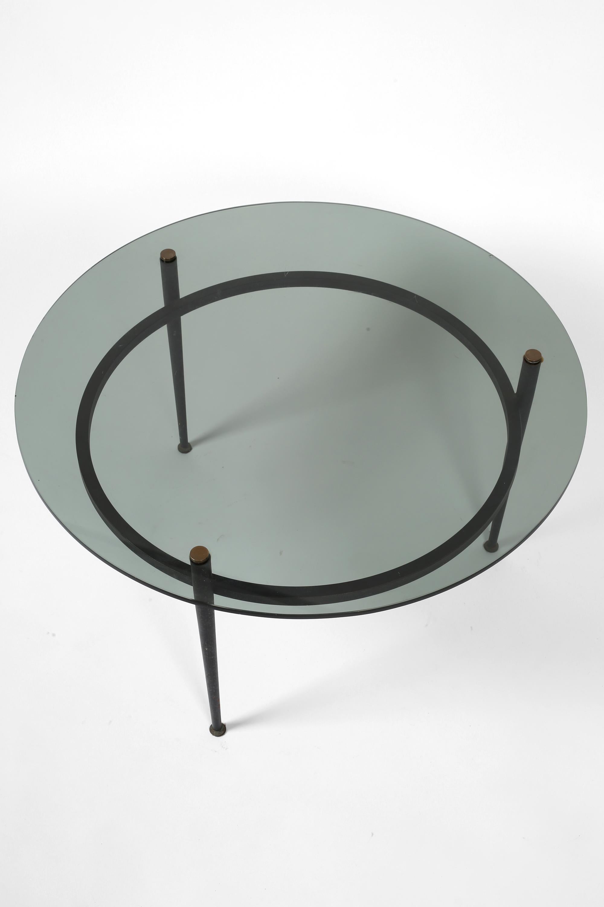 Table basse circulaire minimaliste en verre fumé, acier laqué noir et bronze de Roger le Bihan pour Airborne.

Français, c. 1960.