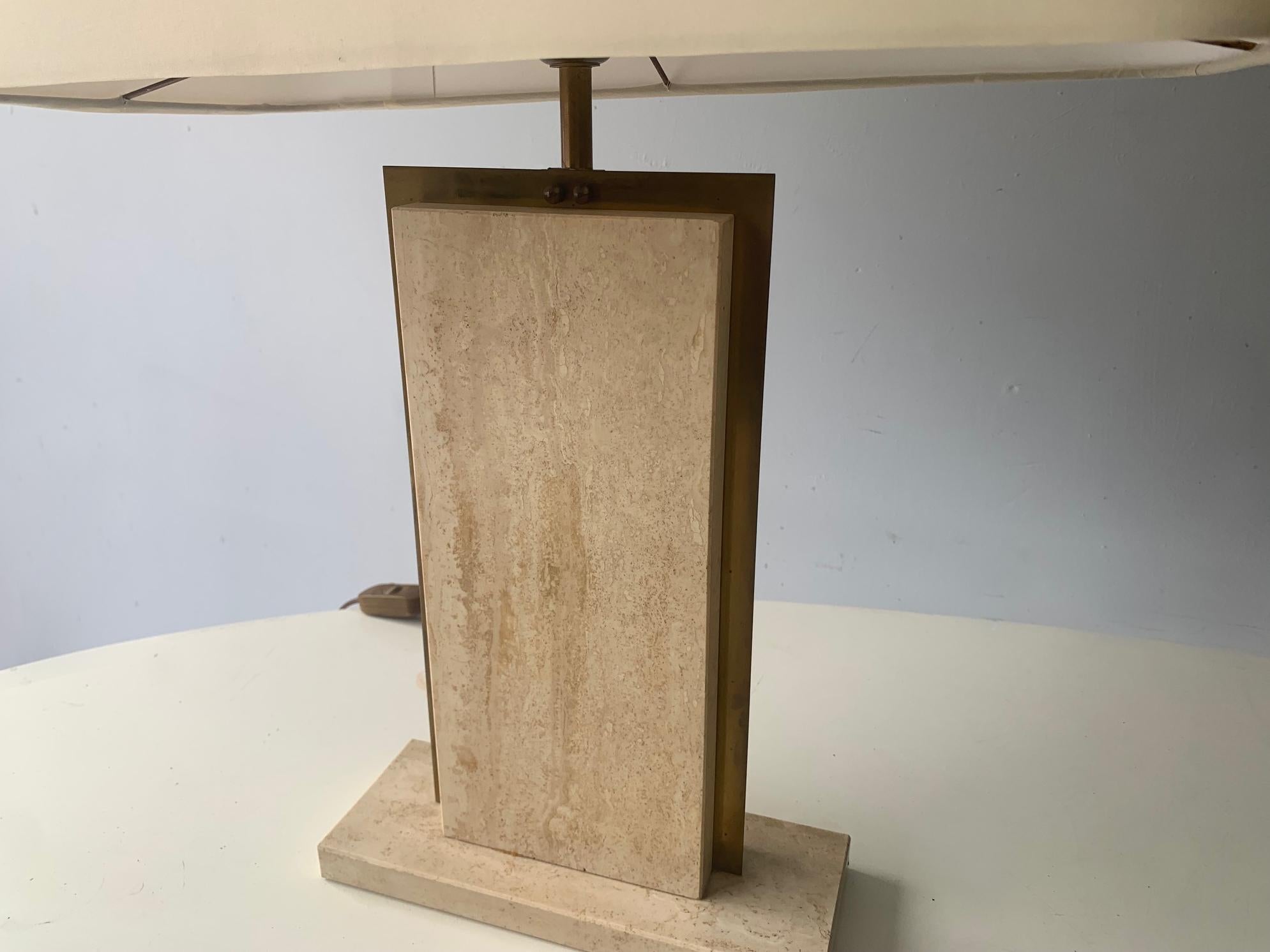 Français Lampe de table en marbre travertin du milieu du siècle dernier (1960) en vente