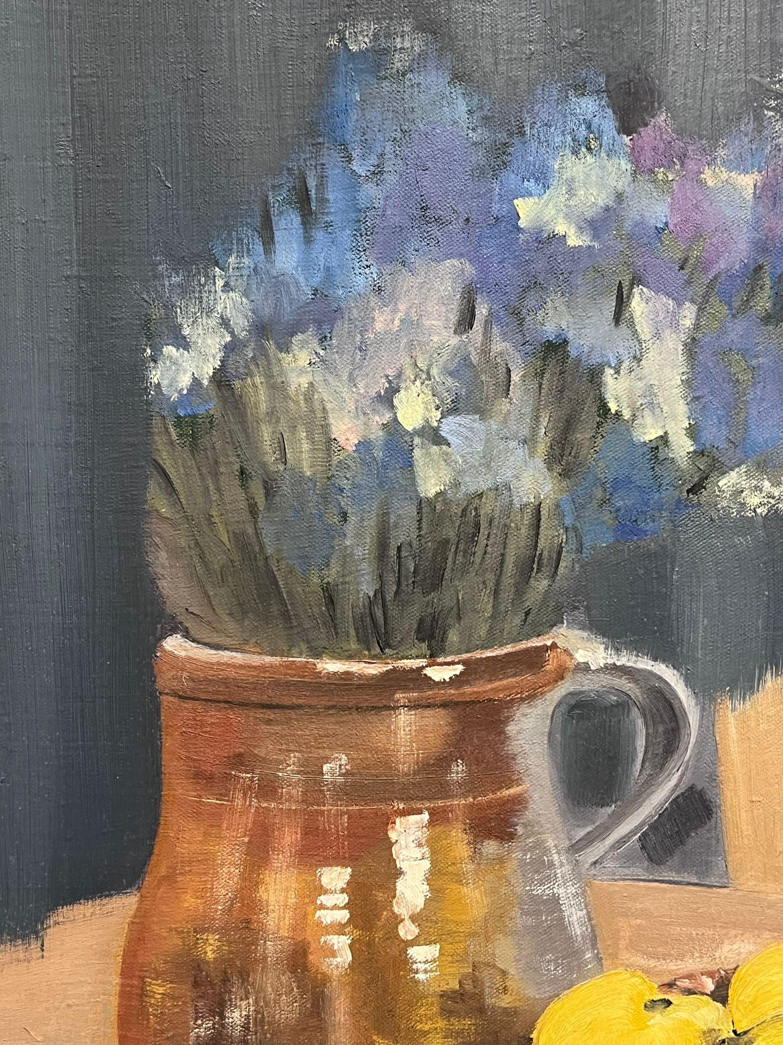 Natura morta francese del 1950 con fiori blu e frutta gialla - Painting di French Mid Century 