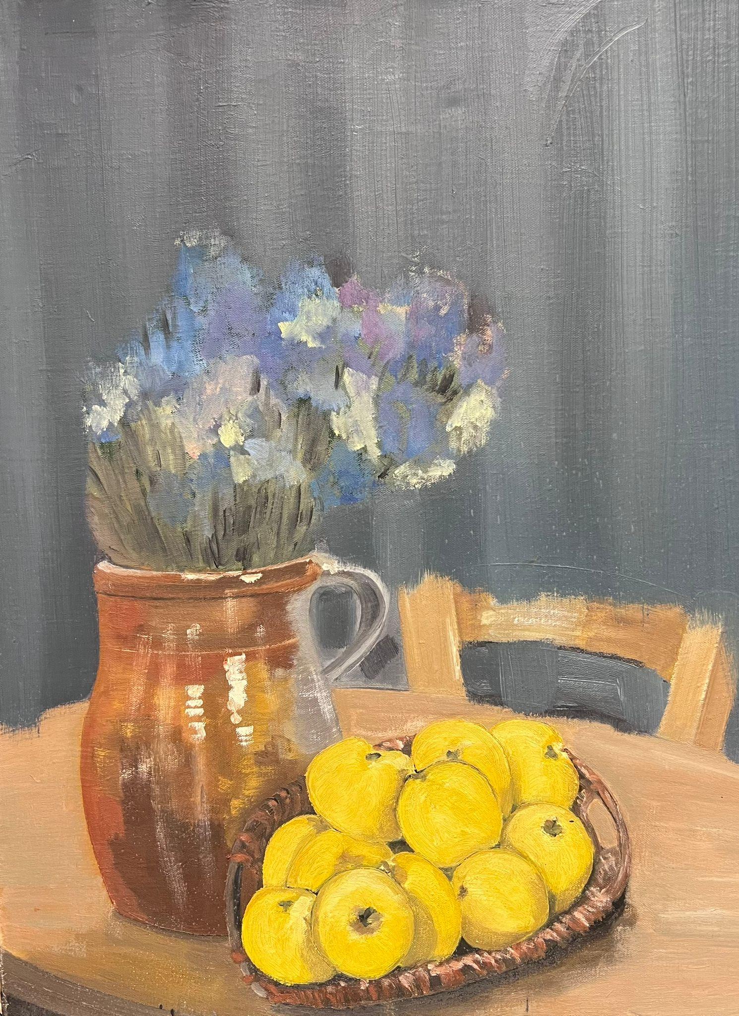 Natura morta francese del 1950 con fiori blu e frutta gialla - Painting Impressionismo di French Mid Century 