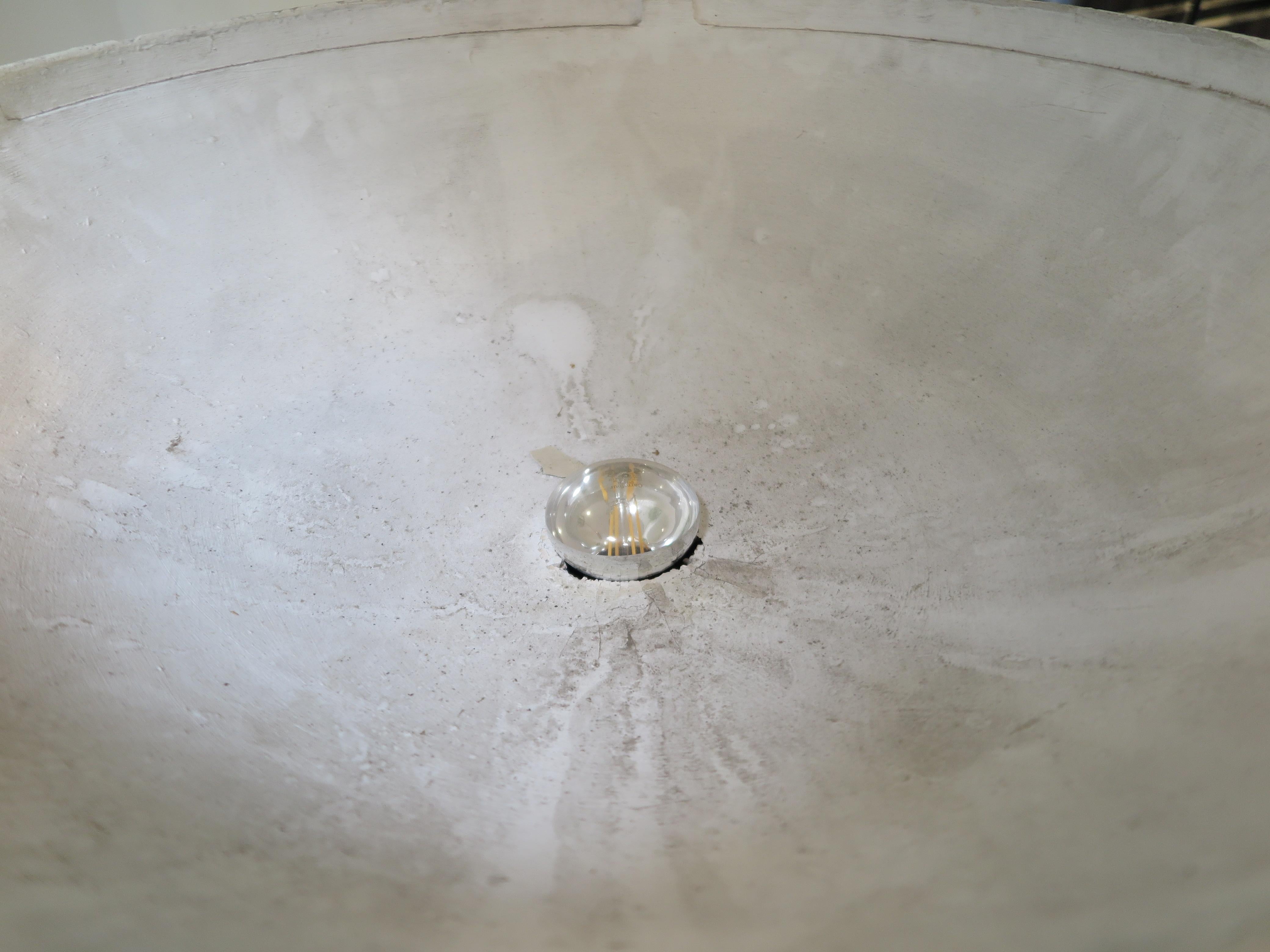 Vase blanc français du milieu du siècle dernier par Henri Lagriffoul en vente 1