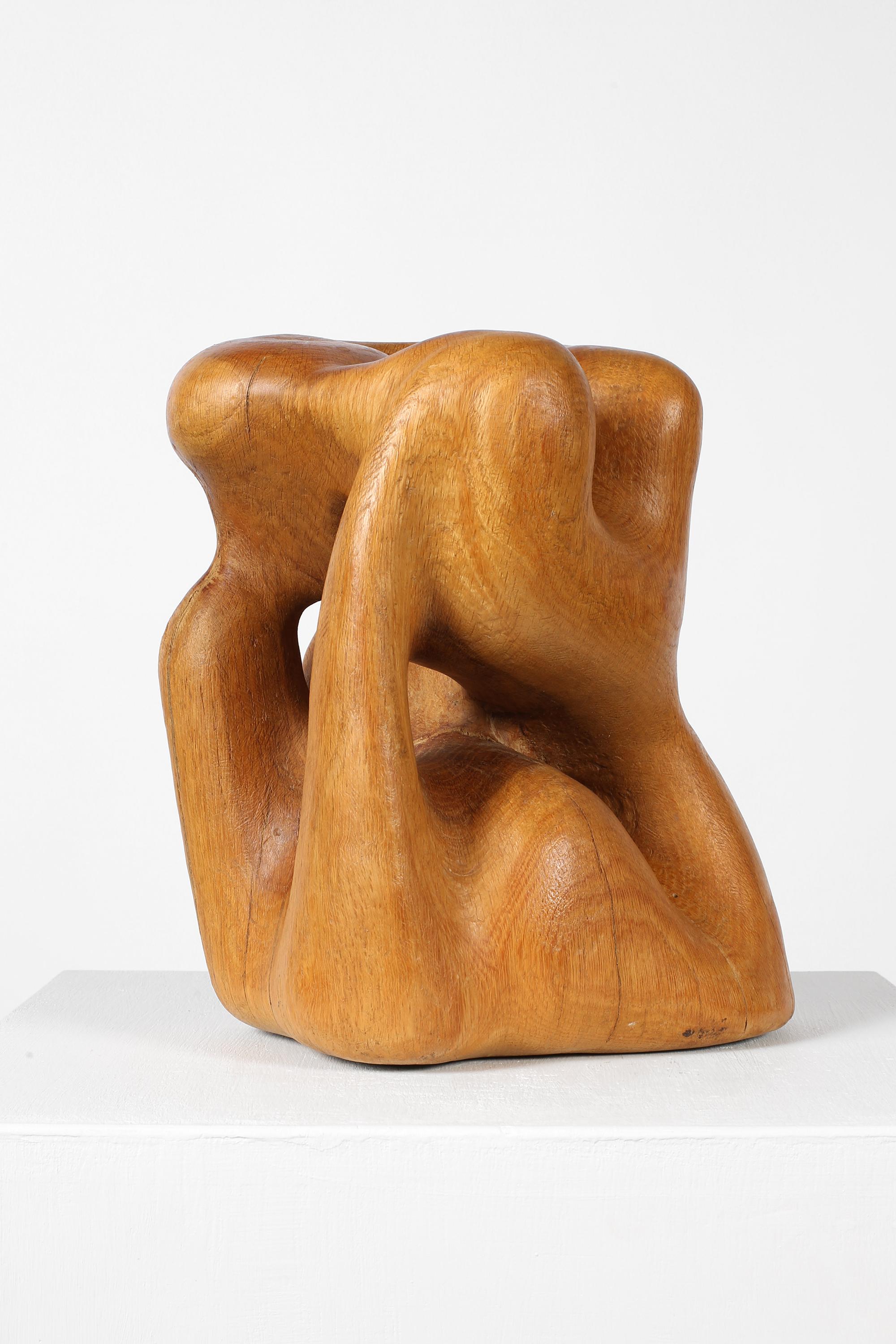 Sculpture en bois sculpté du milieu du XXe siècle, aux formes fluides et abstraites. Malheureusement non signé mais magnifiquement sculpté. Français, c. 1950.