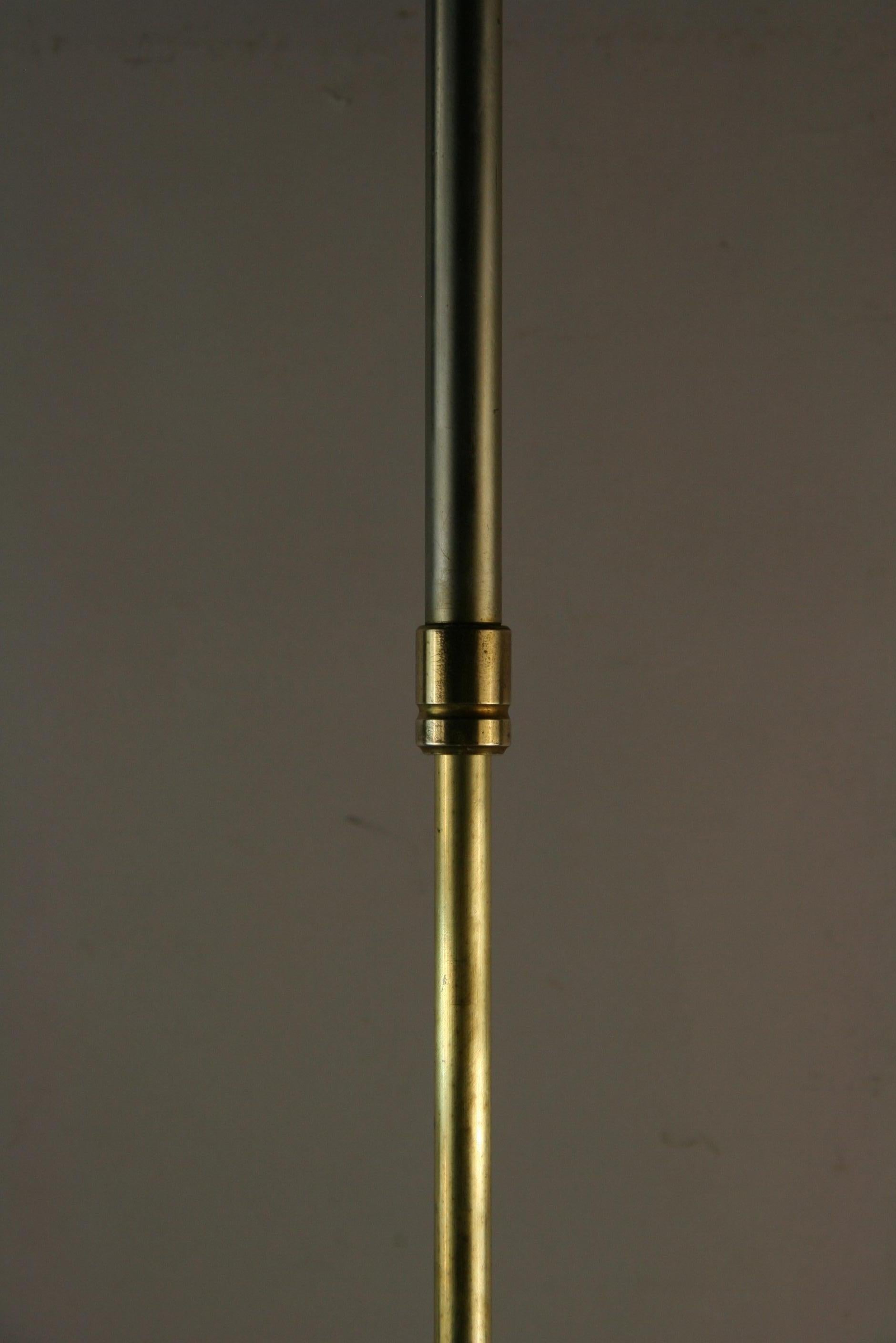8-149a Französische Stehleuchte mit verstellbarem Stativfuß aus Nickel und Messing
Muss neu verkabelt werden
Nehmen Sie 2 60-Watt-Glühbirnen
Schirm nicht enthalten.