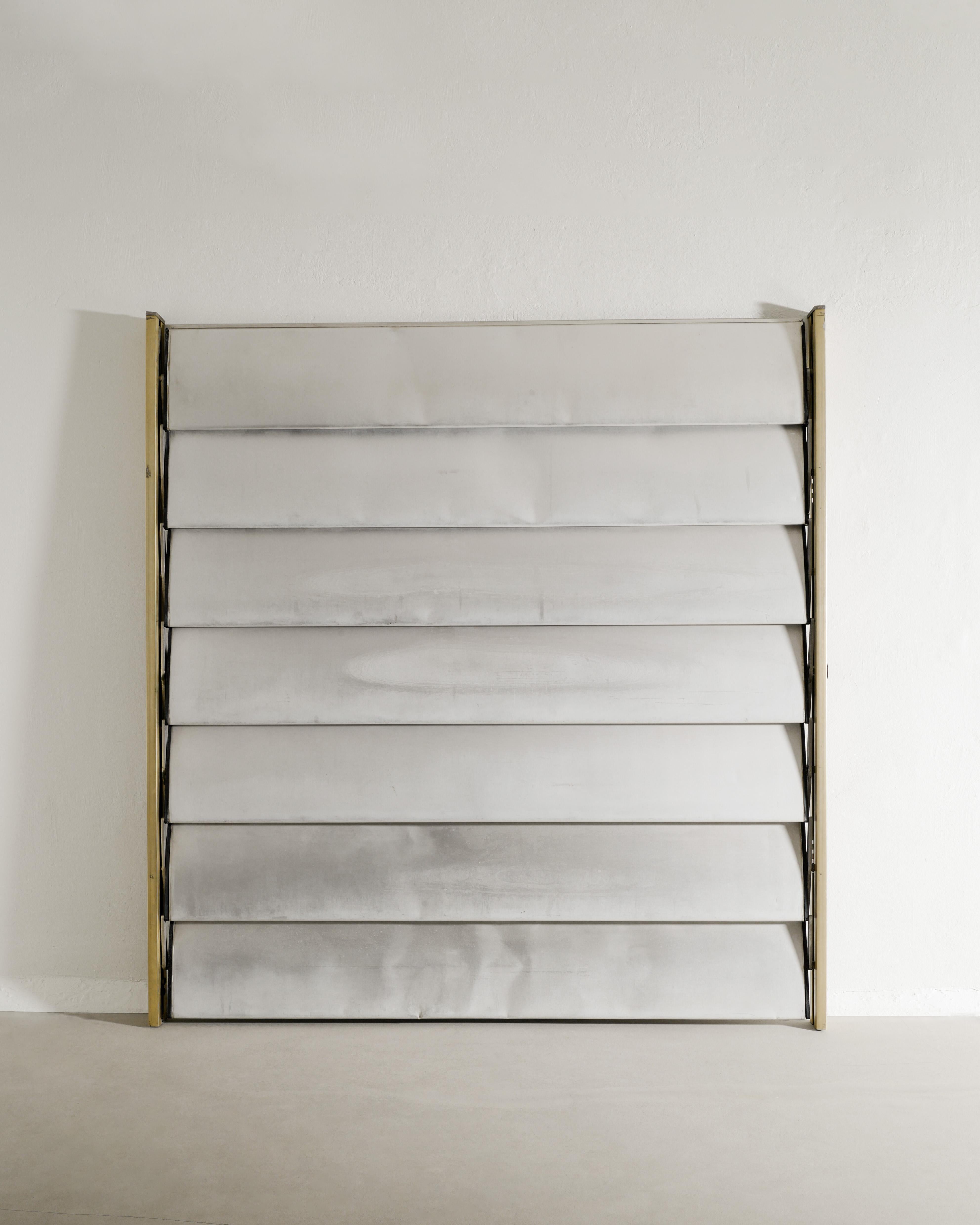 Sehr seltener und ikonischer französischer architektonischer Sonnenschutz aus Aluminium aus der Mitte des Jahrhunderts von Jean Prouvé mit einem originalen Kettenmechanismus im Inneren des goldenen Aluminiumrahmens. In tollem Originalzustand mit