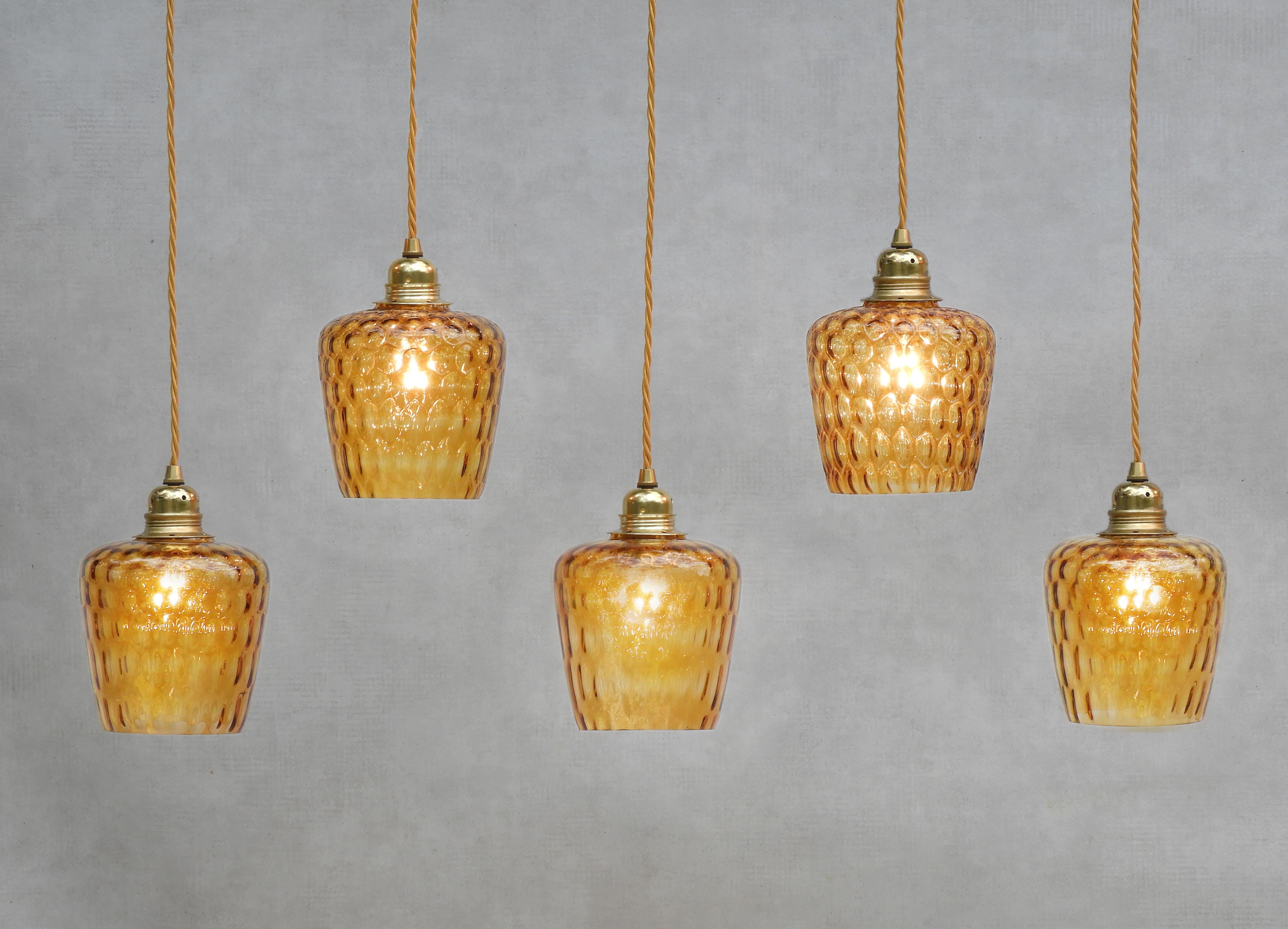 Französisch Mid Century Bernstein Blase Glas Pendelleuchten C1960 (Moderne der Mitte des Jahrhunderts) im Angebot