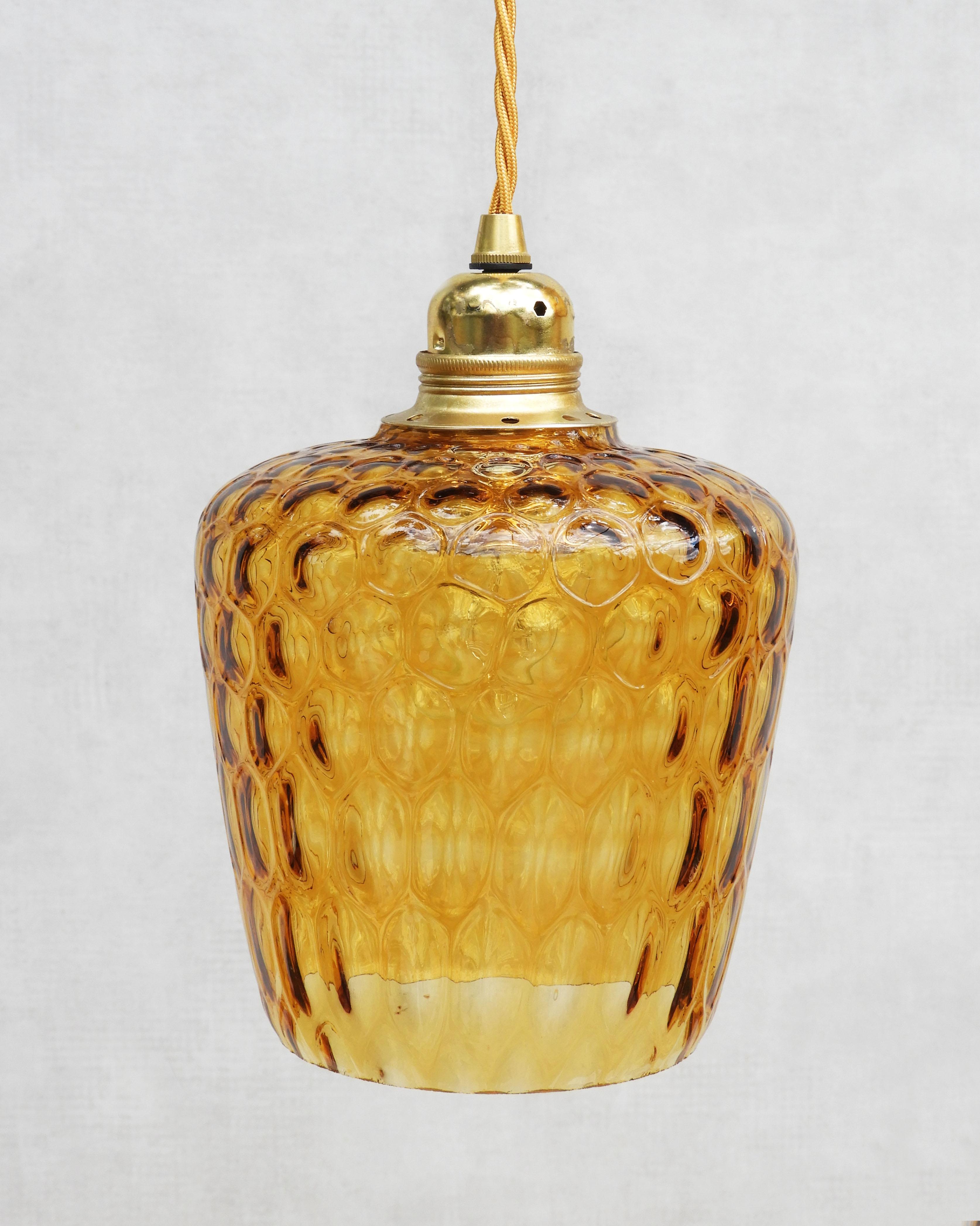 Französisch Mid Century Bernstein Blase Glas Pendelleuchten C1960 (Geformt) im Angebot