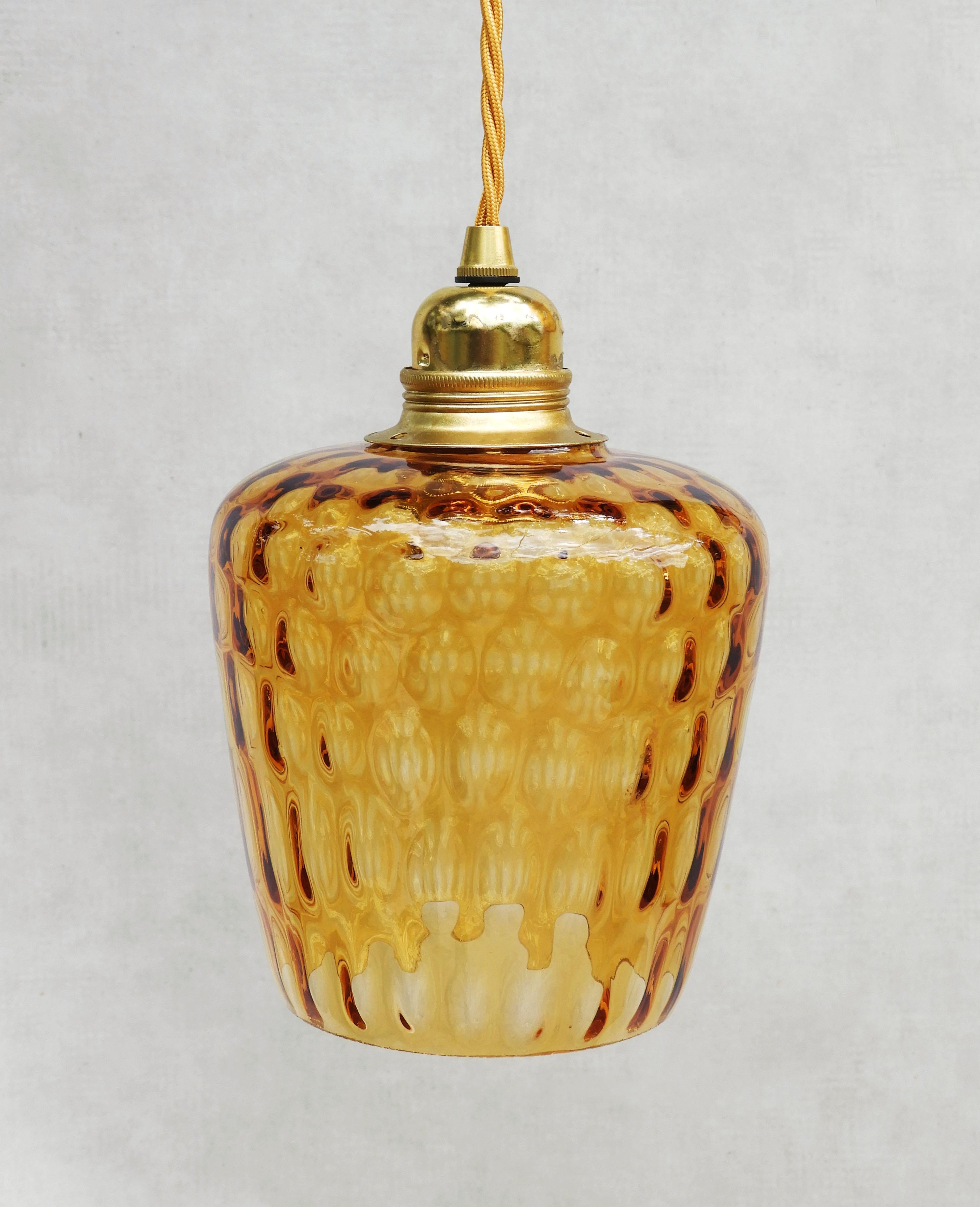 Französisch Mid Century Bernstein Blase Glas Pendelleuchten C1960 im Zustand „Gut“ im Angebot in Trensacq, FR