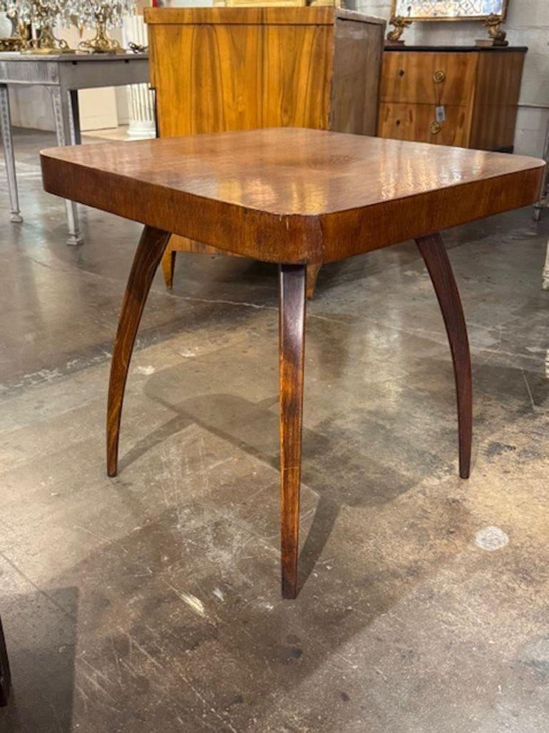 Il tavolino francese Mid Century Art Deco Oak è un mobile elegante e raffinato che emana un senso di fascino vintage. Le linee pulite e le splendide finiture conferiscono al tavolino un'eleganza e un'eleganza che si fondono perfettamente con il