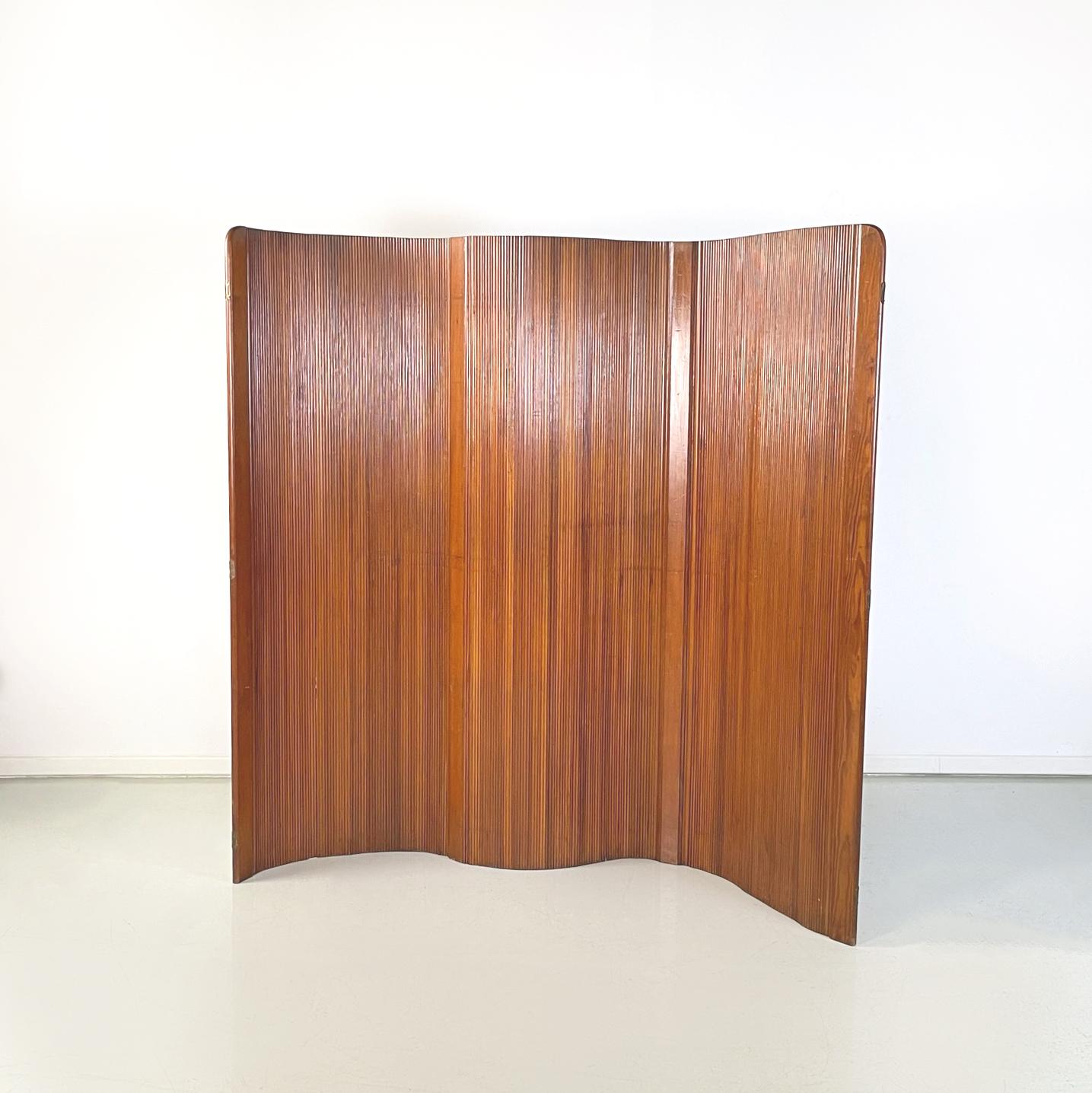 Französischer Art-déco-Selbsttragender Holzschirm von Baumann, 1950er Jahre
Selbsttragender Paravent, der aus vertikalen Holzleisten in verschiedenen Farbtönen besteht. Diese Struktur ermöglicht es, dass der Bildschirm vollständig beweglich ist und