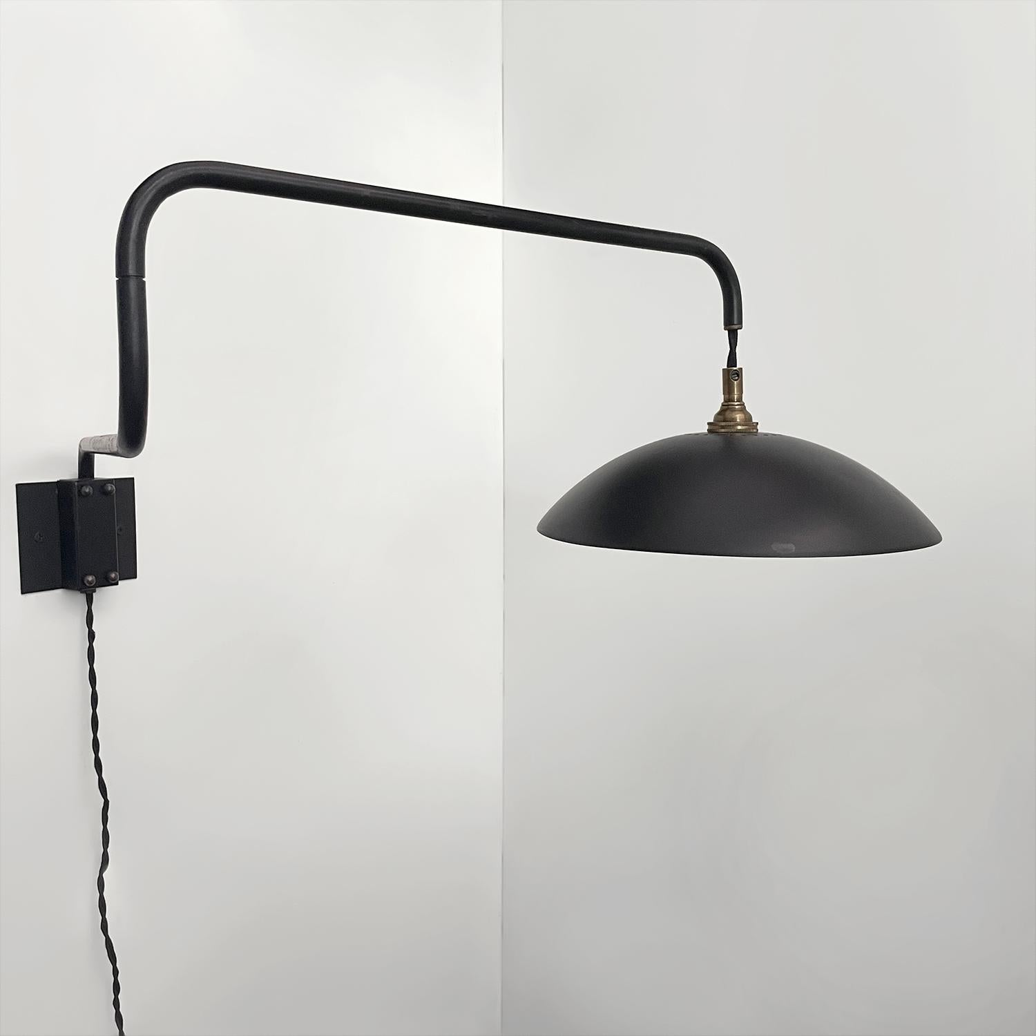 Contrapeso articulado francés de mediados de siglo  Lámpara de pared de brazo articulado en venta 6