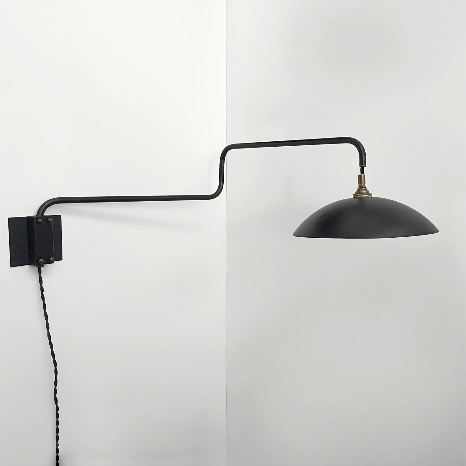 Contrapeso articulado francés de mediados de siglo  Lámpara de pared de brazo articulado mediados del siglo XX en venta